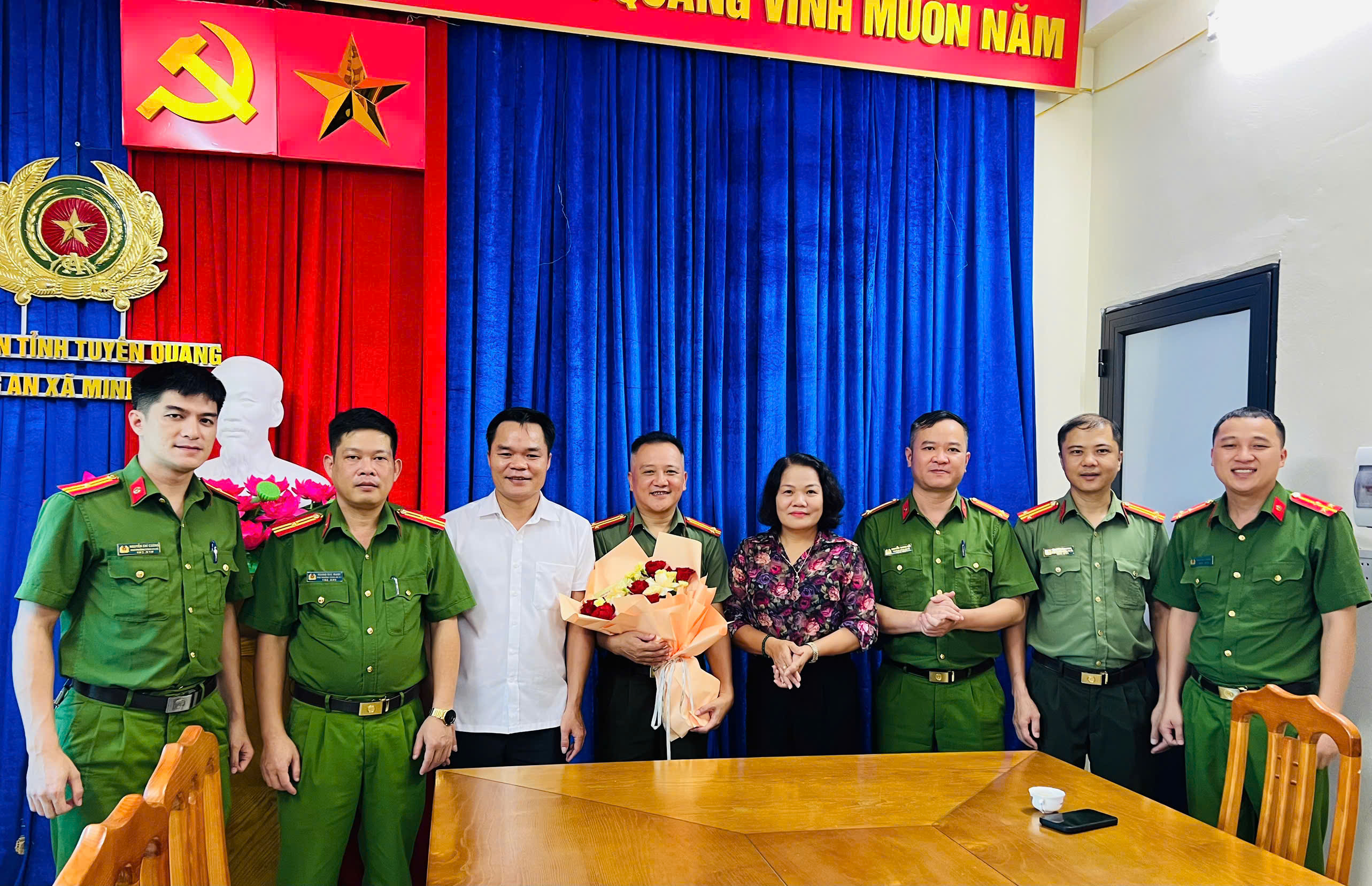 LÃNH ĐẠO XÃ MINH NGỌC THĂM, CHÚC MỪNG CÔNG AN XÃ NHÂN KỶ NIỆM 80 NĂM NGÀY TRUYỀN THỐNG LỰC LƯỢNG AN NINH NHÂN DÂN (12/7/1946 – 12/7/2026)