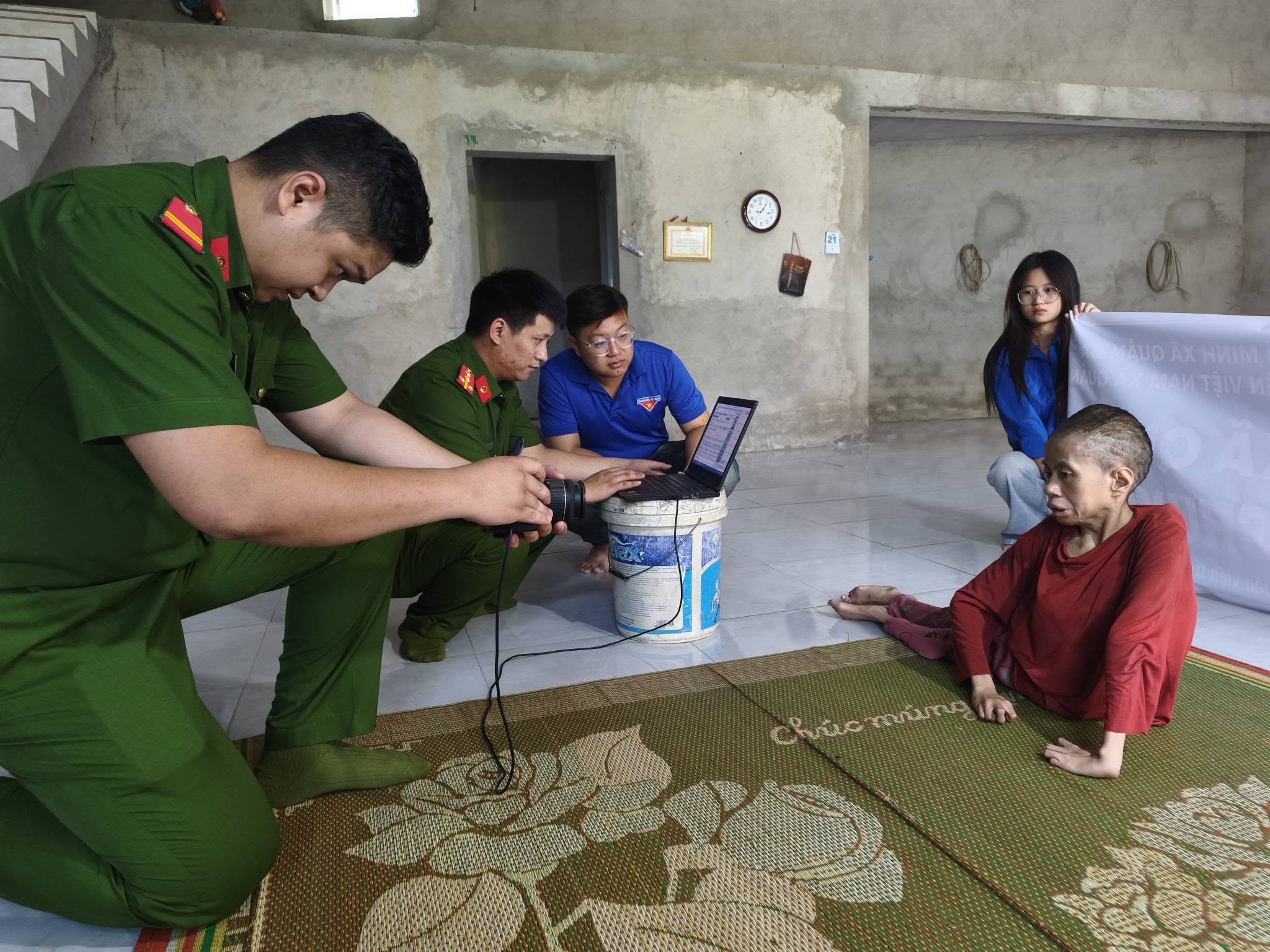 CÔNG AN XÃ QUẢN BẠ LÀM TỐT CÔNG TÁC “CHIẾN DỊCH MÙA HÈ SỐ CÙNG VNeID, HƯỚNG DẪN CÔNG DÂN SỐ, ĐỒNG HÀNH CÙNG NHÂN DÂN THỰC HIỆN ĐỀ ÁN 06”