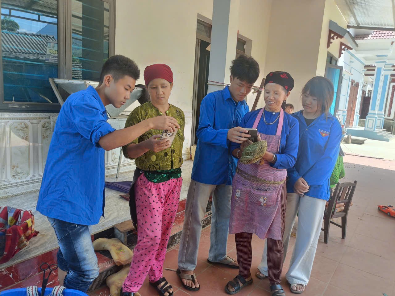 TUỔI TRẺ XÃ CÁN TỶ XUNG KÍCH, TÌNH NGUYỆN HỖ TRỢ NGƯỜI DÂN THỰC HIỆN CHUYỂN ĐỔI SỐ