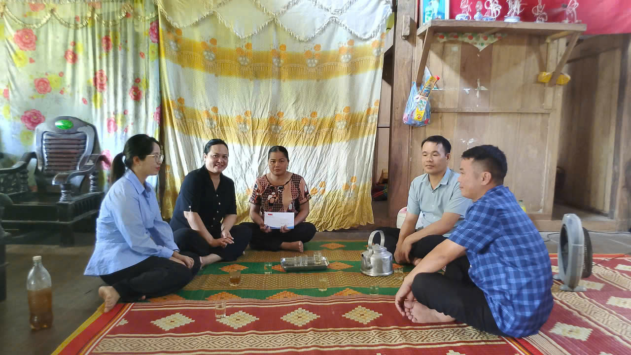 BÍ THƯ ĐẢNG ỦY CHỦ TỊCH HĐND XÃ MINH SƠN THĂM TẶNG QUÀ GIA ĐÌNH CHÍNH SÁCH NHÂN NGÀY THƯƠNG BINH  LIỆT SĨ