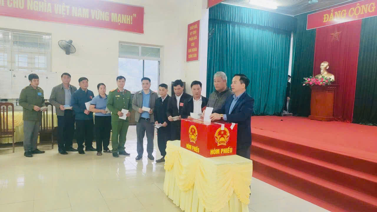 CÔN LÔN TRANG TRỌNG KHAI MẠC CÁC TỔ BỎ PHIẾU , BẮT ĐẦU NGÀY HỘI TOÀN DÂN ĐI BẦU CỬ
