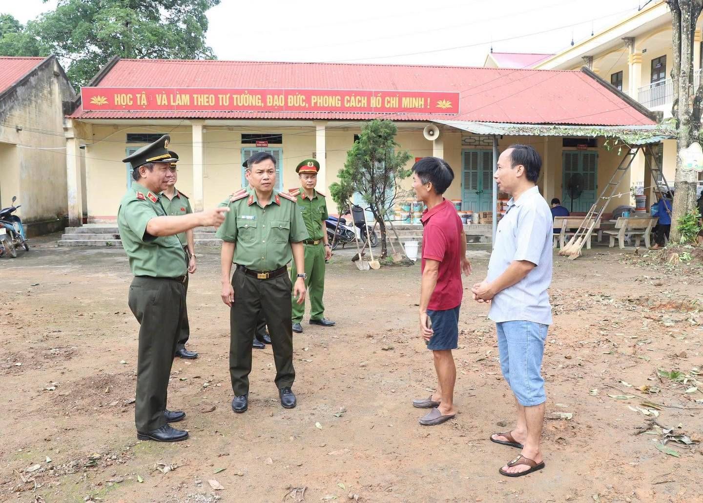 BẢO ĐẢM TIẾN ĐỘ CÔNG TRÌNH CHO NĂM HỌC MỚI: GIÁM ĐỐC CÔNG AN TỈNH KIỂM TRA THỰC TẾ TU SỬA TRƯỜNG TIỂU HỌC 19/8