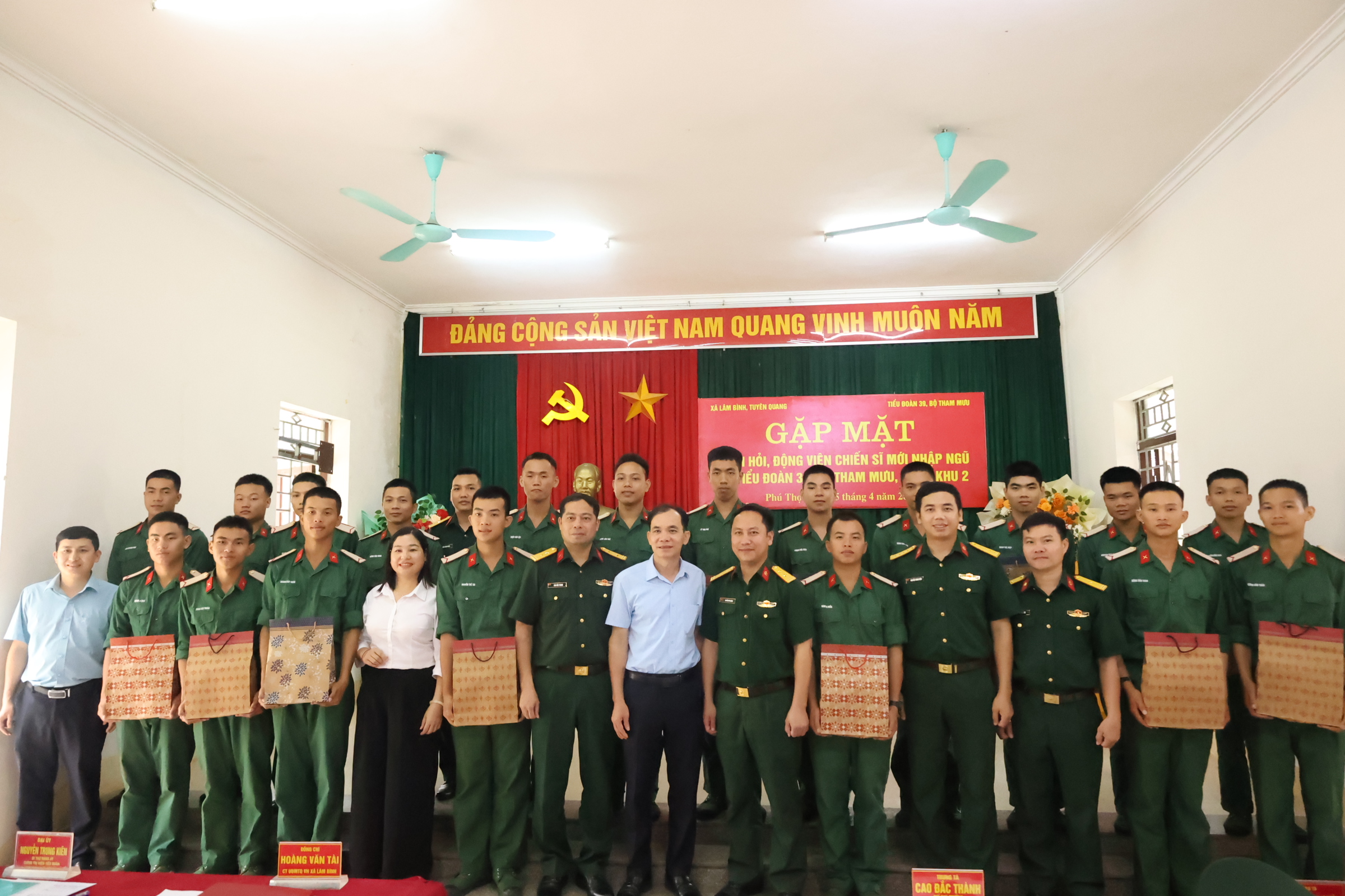 Xã Lâm Bình thăm hỏi, động viên chiến sĩ mới nhập ngũ năm 2026