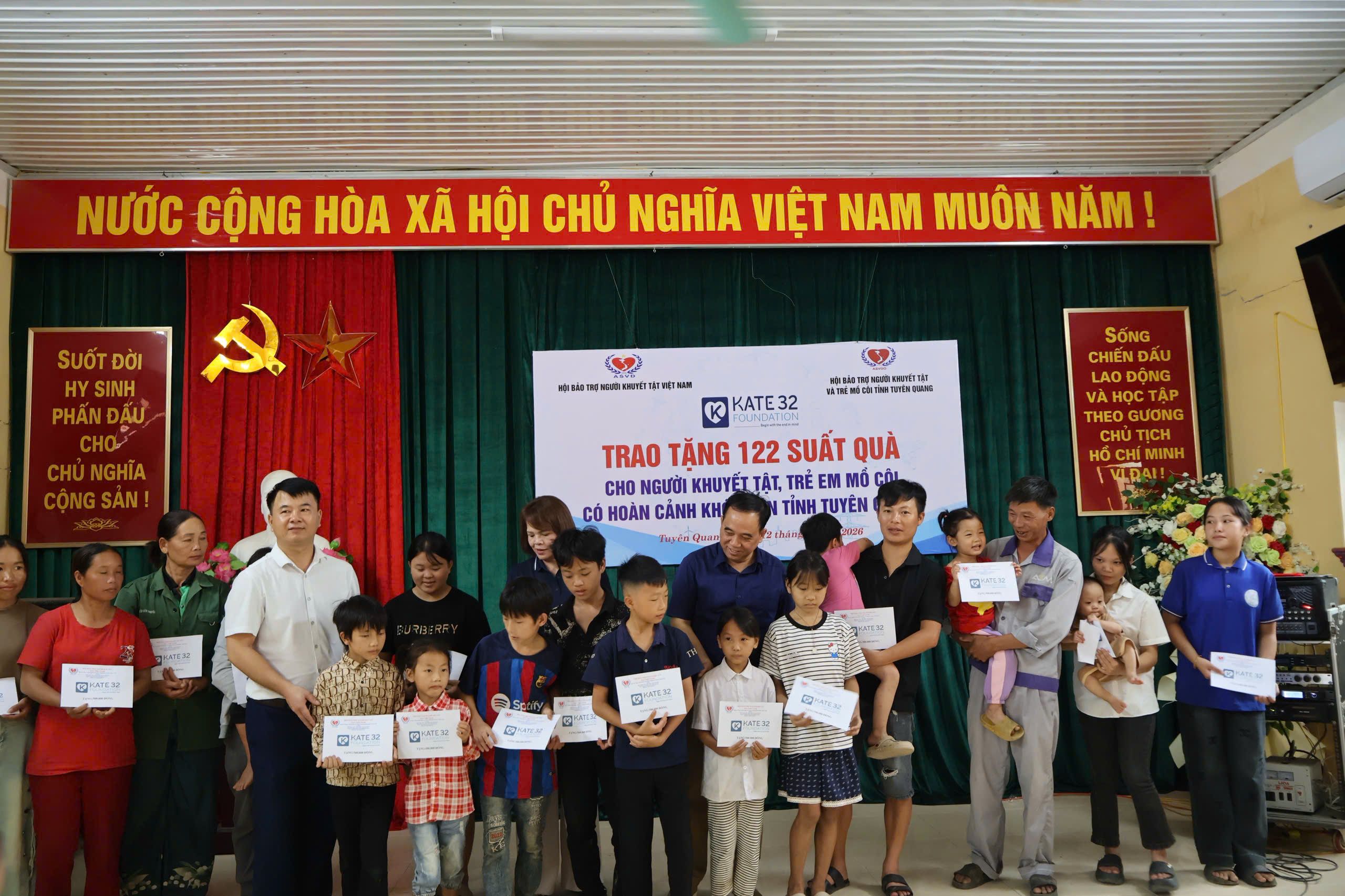 Trao tặng 122 suất quà cho người khuyết tật, trẻ em mồ côi có hoàn cảnh khó khăn trên địa bàn tỉnh Tuyên Quang