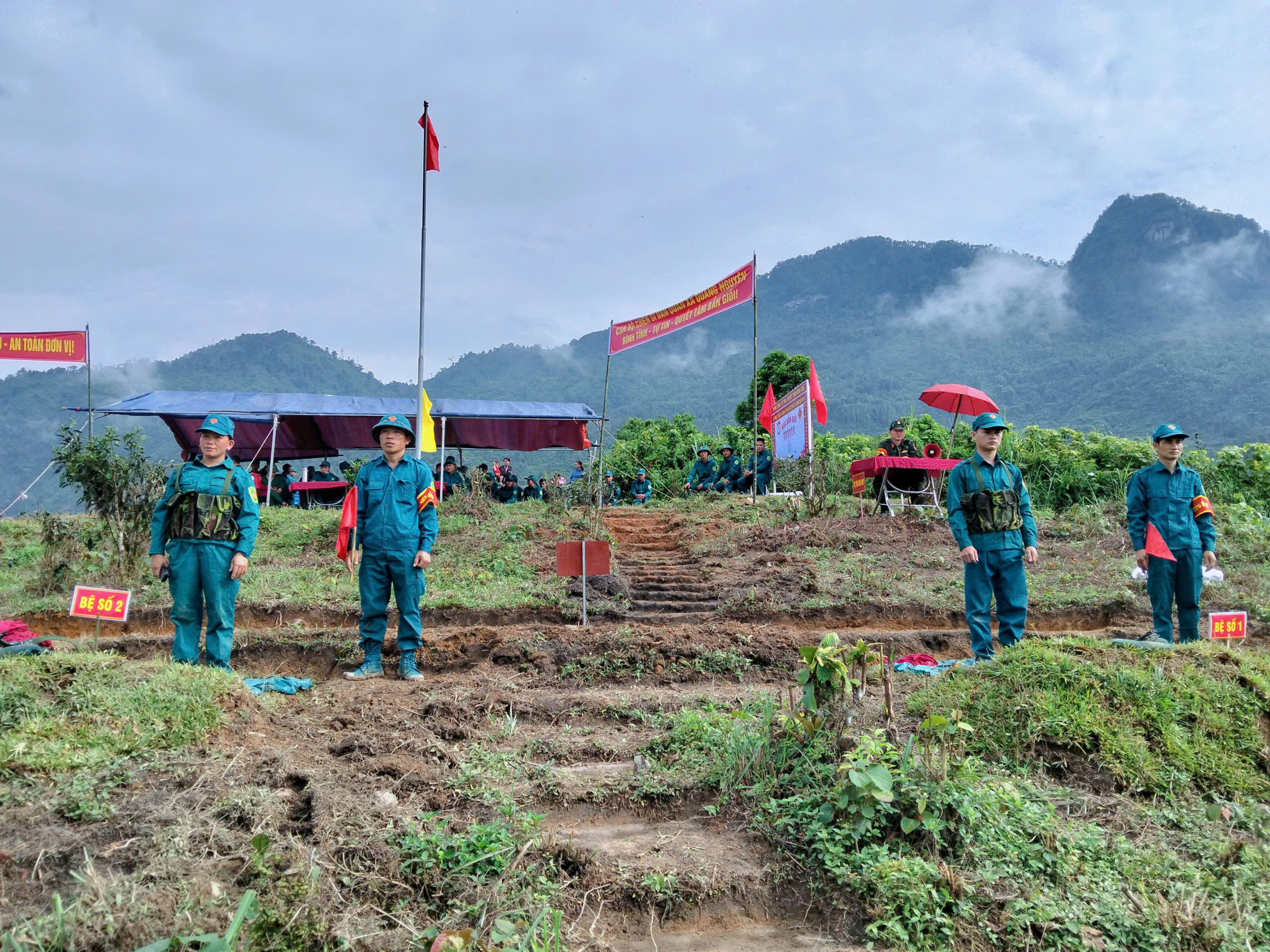 BAN CHỈ HUY QUÂN SỰ XÃ TỔ CHỨC KIỂM TRA BẮN ĐẠN THẬT CHO LỰC LƯỢNG DÂN QUÂN TẠI THAO TRƯỜNG 