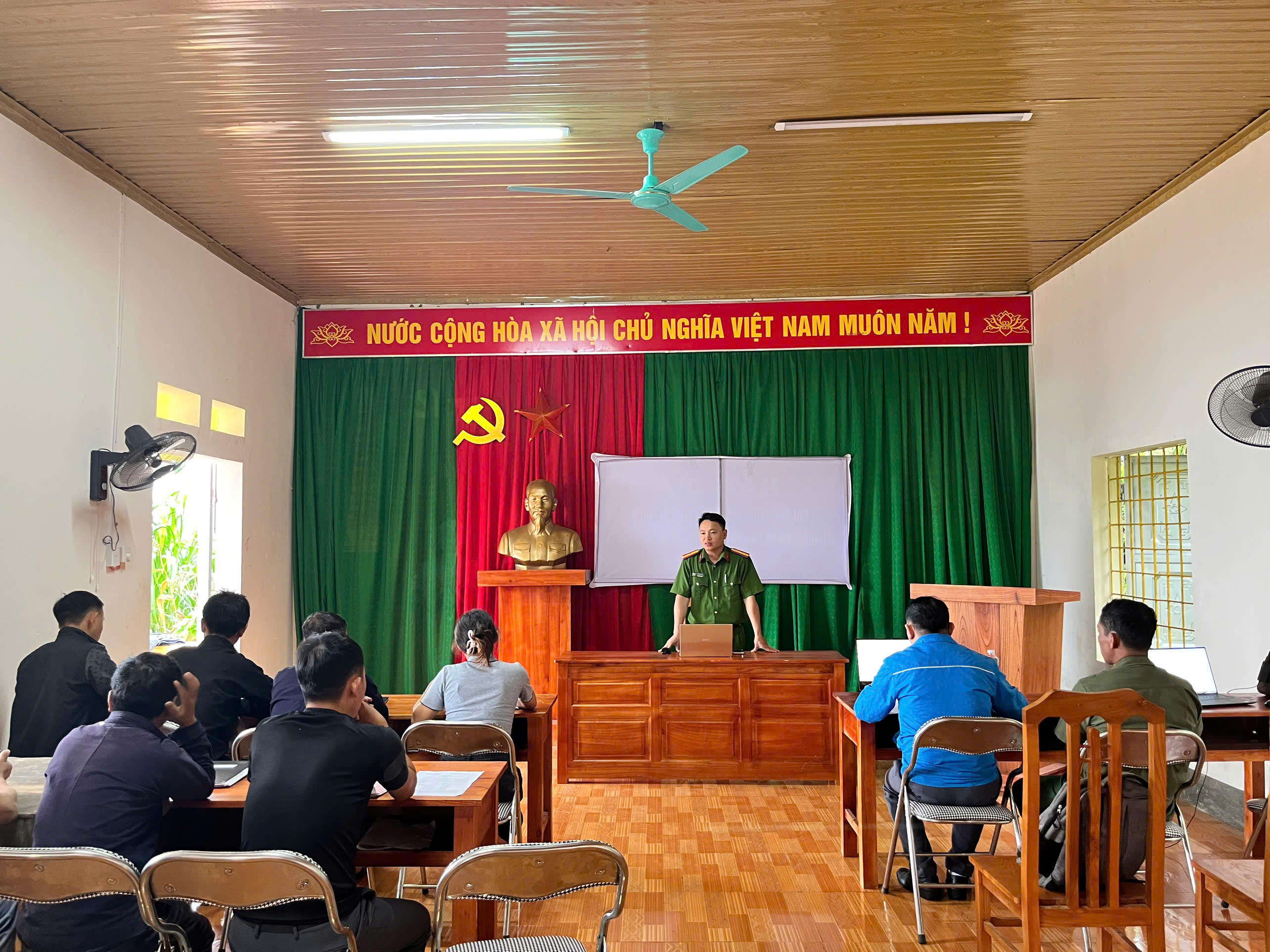 TRƯỞNG CÔNG AN XÃ LŨNG PHÌN LÀM VIỆC VỚI CHI BỘ THÔN HÁ ĐỀ SAU SÁP NHẬP THÔN
