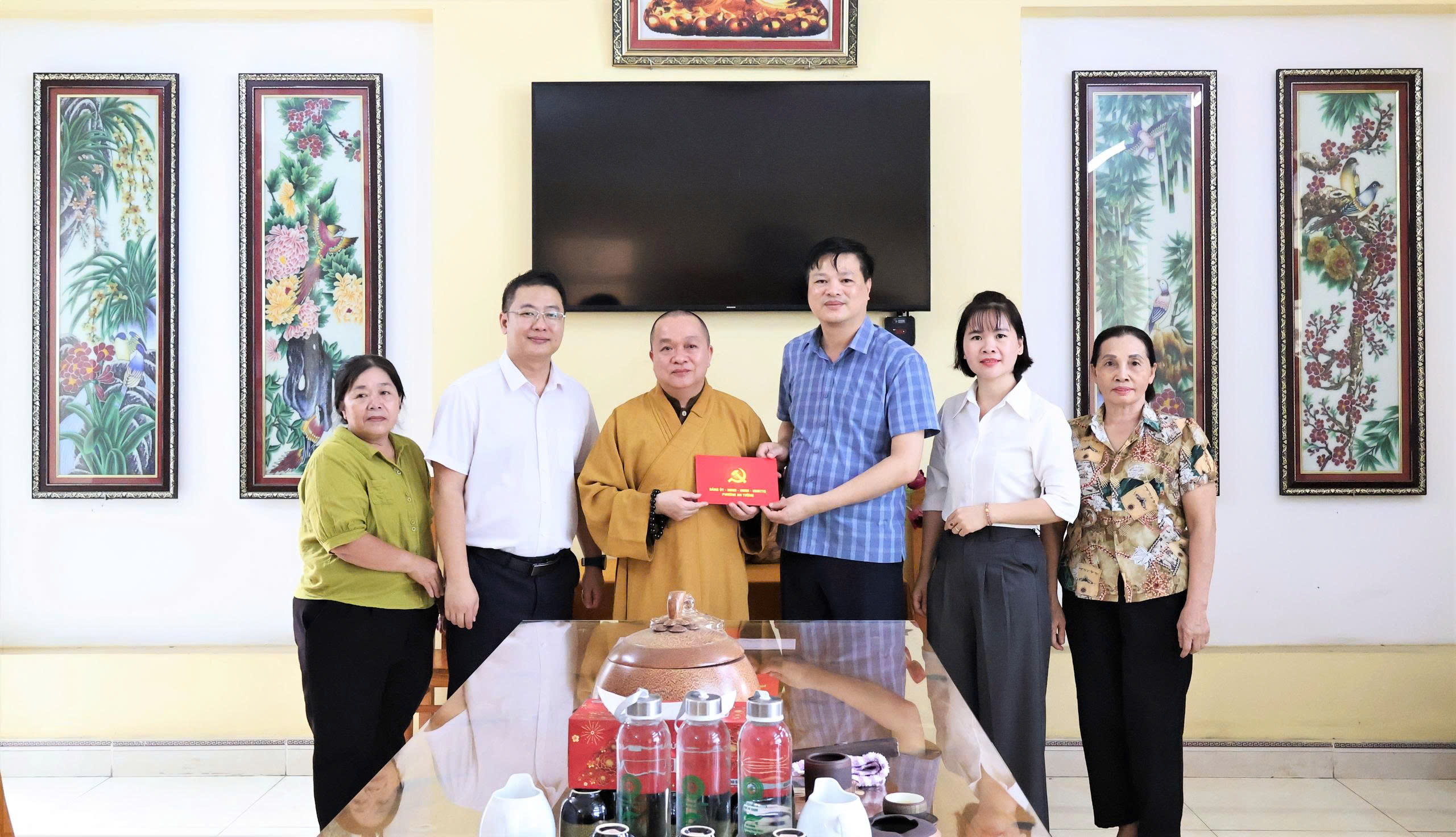 Đồng chí Phó Bí thư Đảng ủy, Chủ tịch UBND phường An Tường Đỗ Đình Đạt tặng quà, chúc mừng các chức sắc tôn giáo, người có uy tín nhân dịp Quốc khánh 2/9