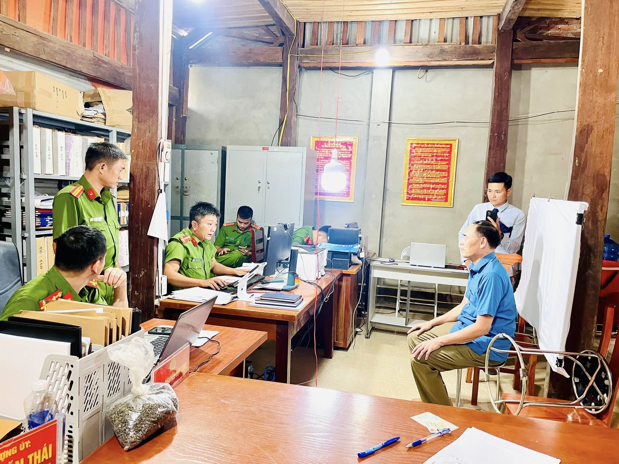XÃ TRUNG HÀ TRIỂN KHAI CẤP ĐỔI THẺ ĐẢNG VIÊN TRÊN NỀN TẢNG SỐ