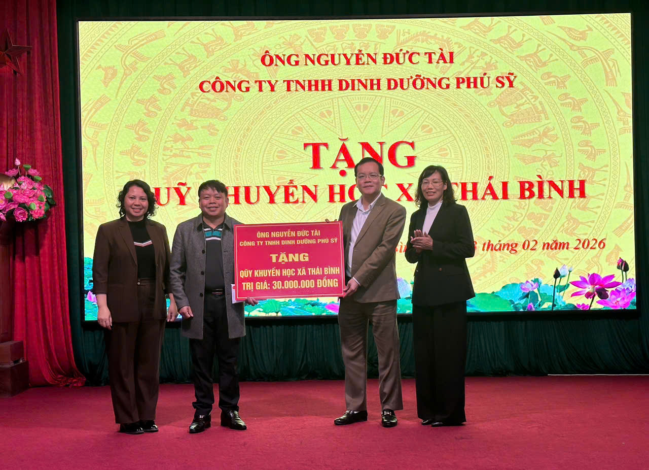 Trao 30 triệu đồng cho Quỹ khuyến học xã Thái Bình