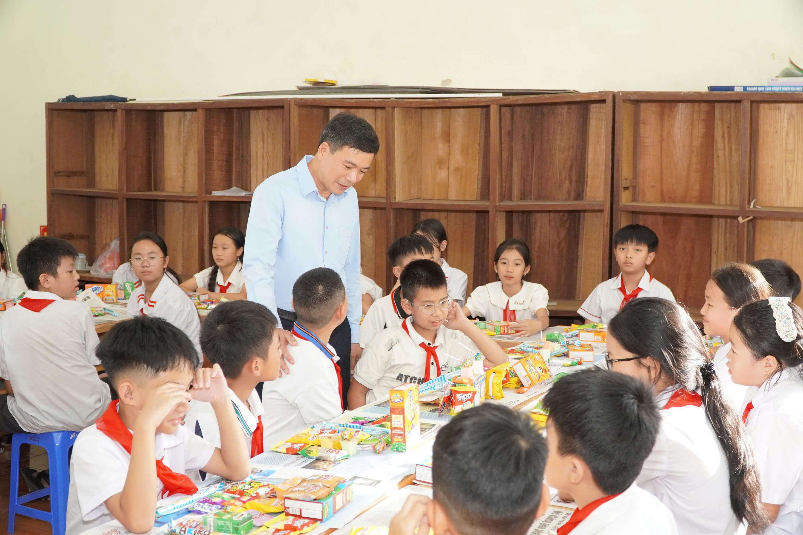 Lãnh đạo xã Mèo Vạc thăm, tặng quà Trung thu tại các trường học trên địa bàn