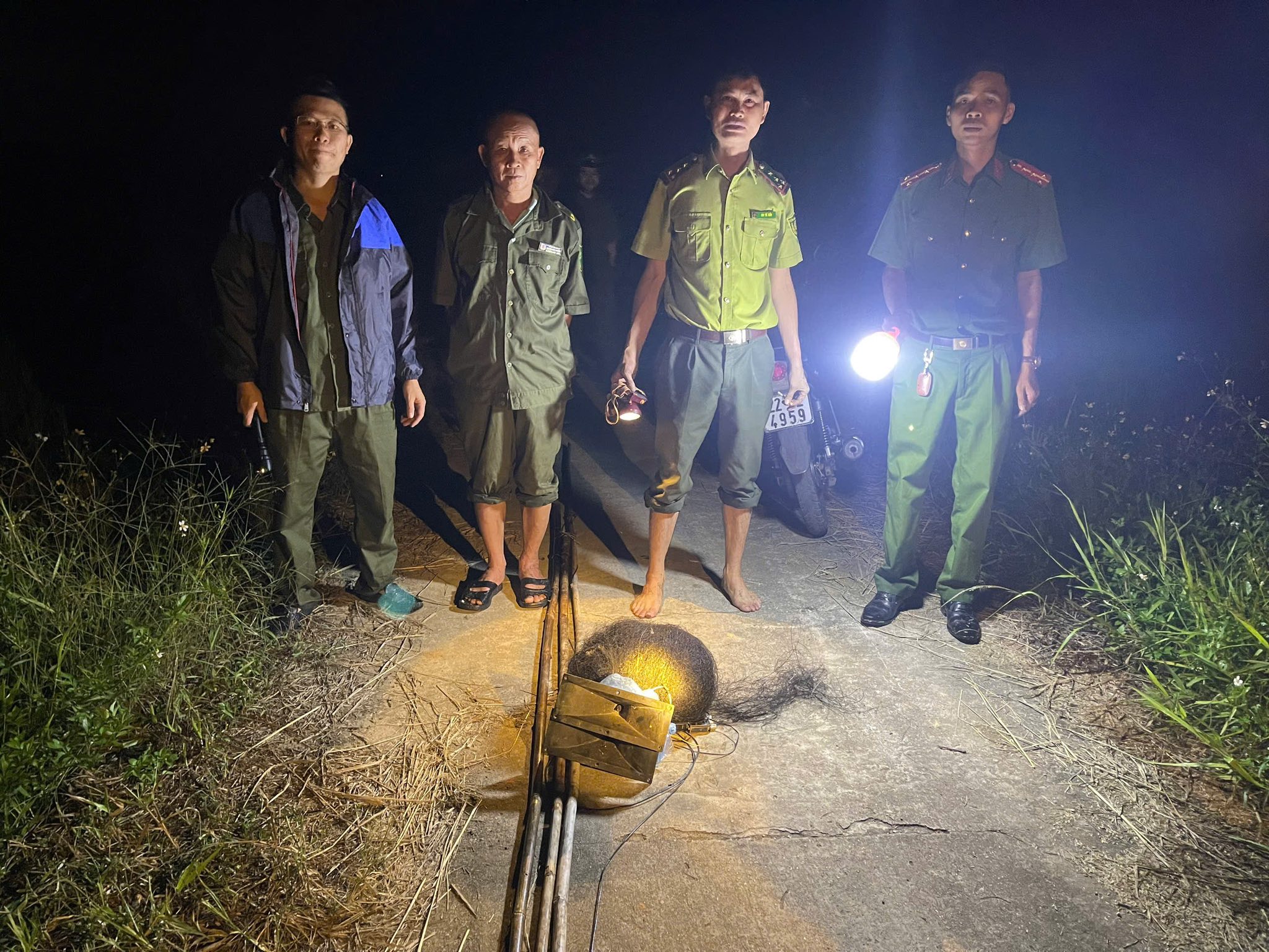 THU GIỮ DỤNG CỤ SĂN BẮT CHIM HOANG DÃ TRÁI PHÉP