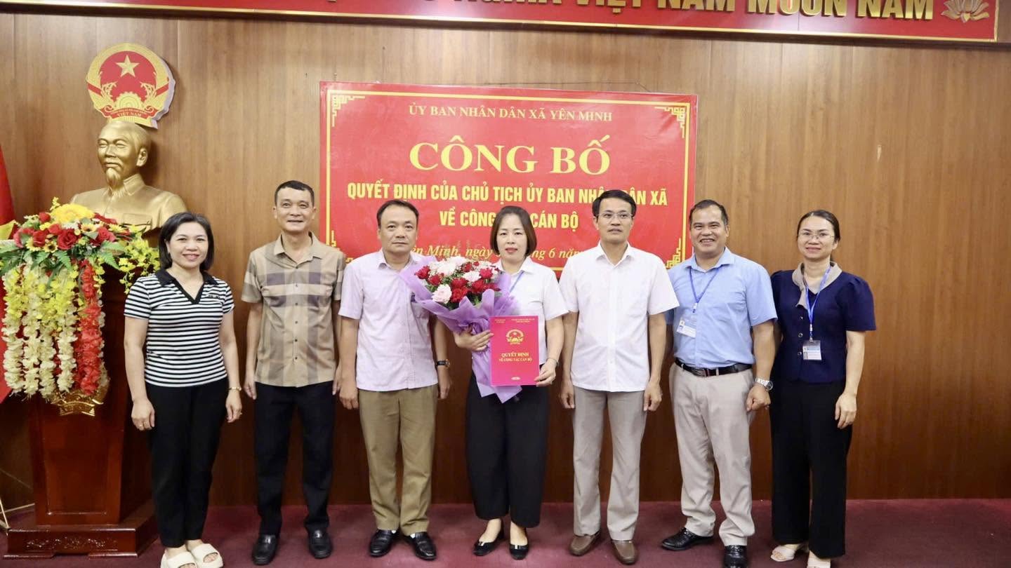  LỄ CÔNG BỐ QUYẾT ĐỊNH C ỦA CHỦ TỊCH UBND XÃ YÊN MINH VỀ CÔNG TÁC CÁN BỘ