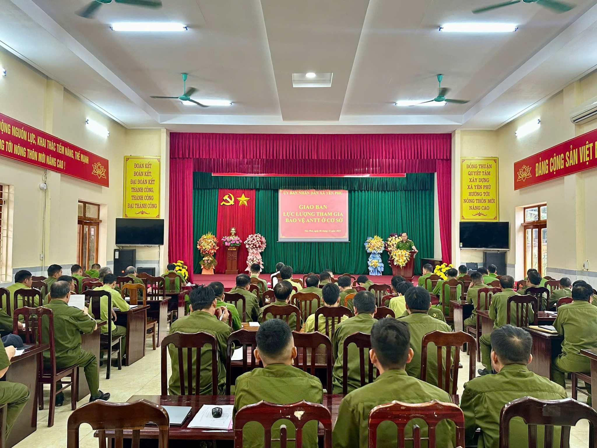 GIAO BAN LỰC LƯỢNG THAM GIA BẢO VỆ AN NINH, TRẬT TỰ Ở CƠ SỞ