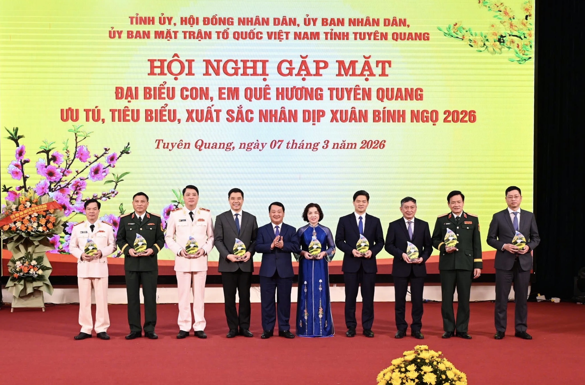 TUYÊN QUANG: GẶP MẶT ĐẠI BIỂU CON, EM QUÊ HƯƠNG ƯU TÚ, TIÊU BIỂU, XUẤT SẮC
