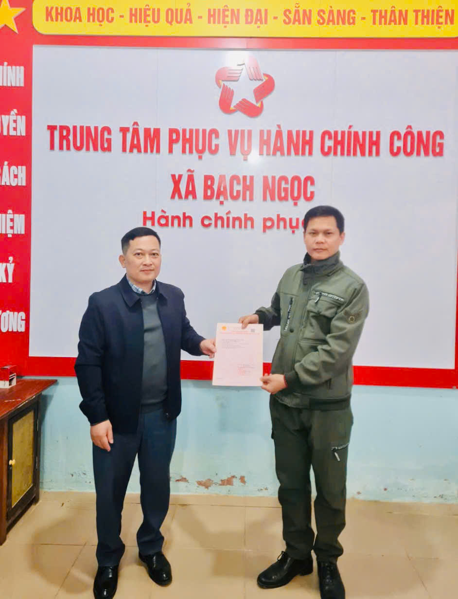 Xã Bạch Ngọc cấp Giấy chứng nhận quyền sử dụng đất lần đầu cho công dân