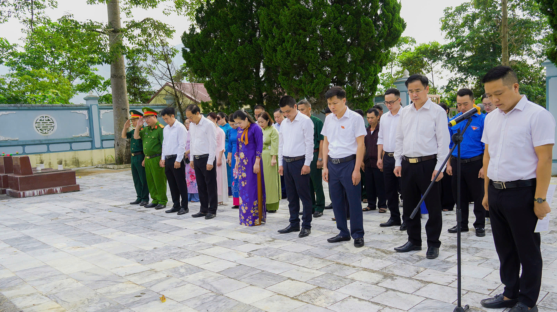 Lễ dâng hương tưởng niệm các anh hùng liệt sĩ trước Kỳ họp HĐND xã