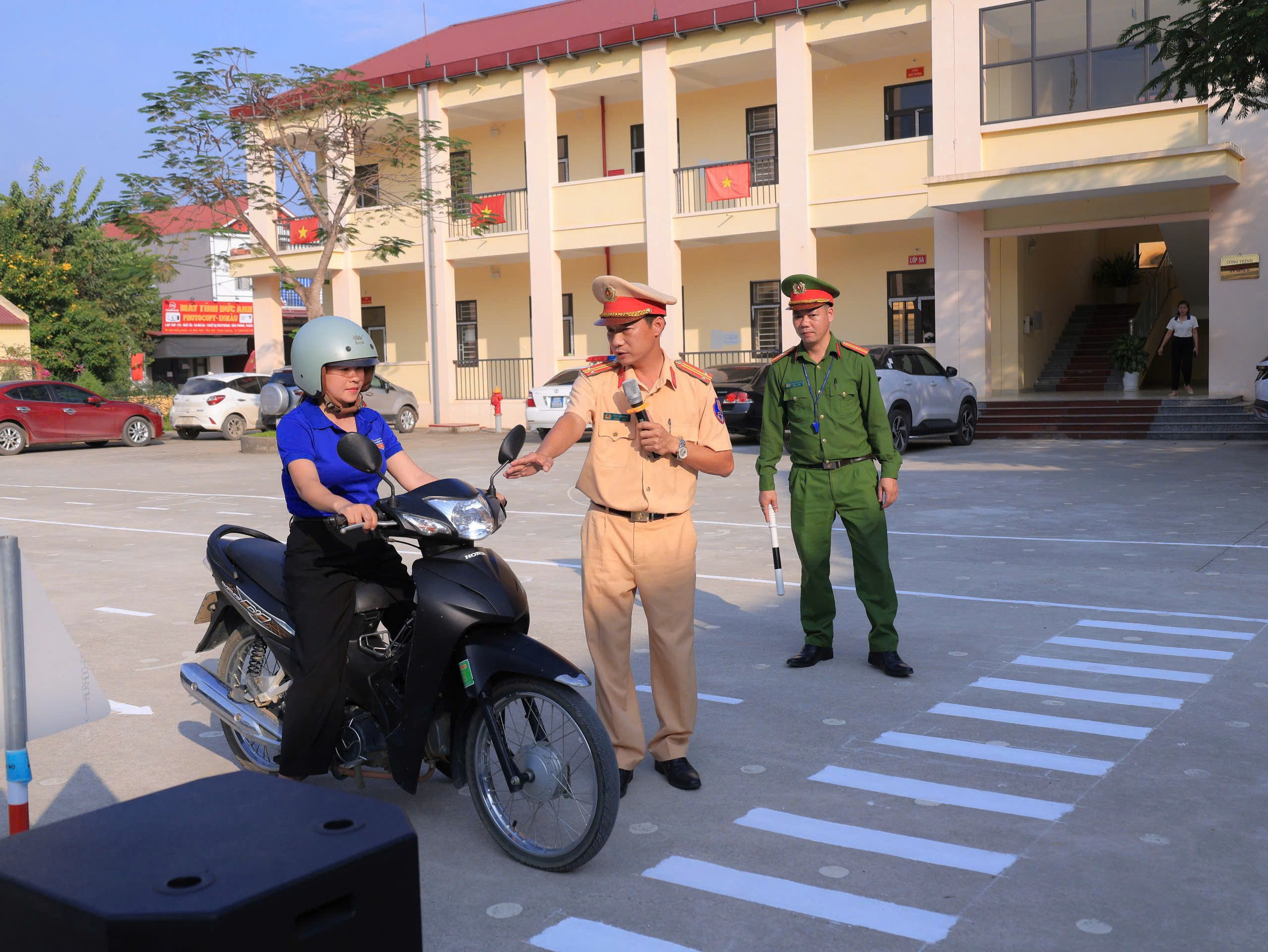 TUYÊN TRUYỀN PHÁP LUẬT VỀ TRẬT TỰ, AN TOÀN GIAO THÔNG VÀ HƯỚNG DẪN KỸ NĂNG LÁI XE AN TOÀN
