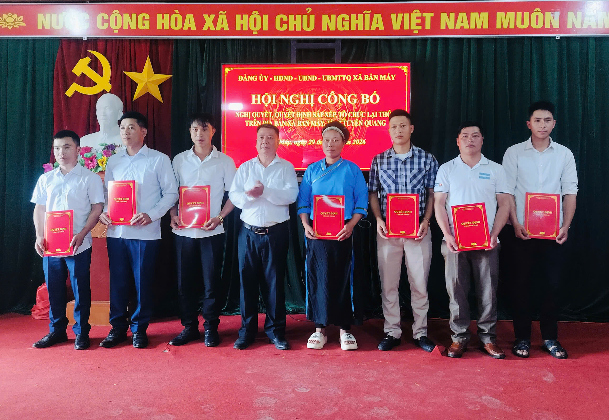 XÃ BẢN MÁY ĐẨY MẠNH TUYÊN TRUYỀN VỀ HỘI NGHỊ CÔNG BỐ NGHỊ QUYẾT, QUYẾT ĐỊNH SẮP XẾP THÔN, TỔ DÂN PHỐ