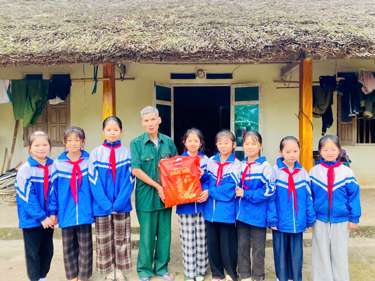 TRƯỜNG TIỂU HỌC TÂN TRỊNH TỔ CHỨC THĂM HỎI, TẶNG QUÀ CÁC GIA ĐÌNH CÓ CÔNG VỚI CÁCH MẠNG NHÂN DỊP TẾT NGUYÊN ĐÁN BÍNH NGỌ 2026 