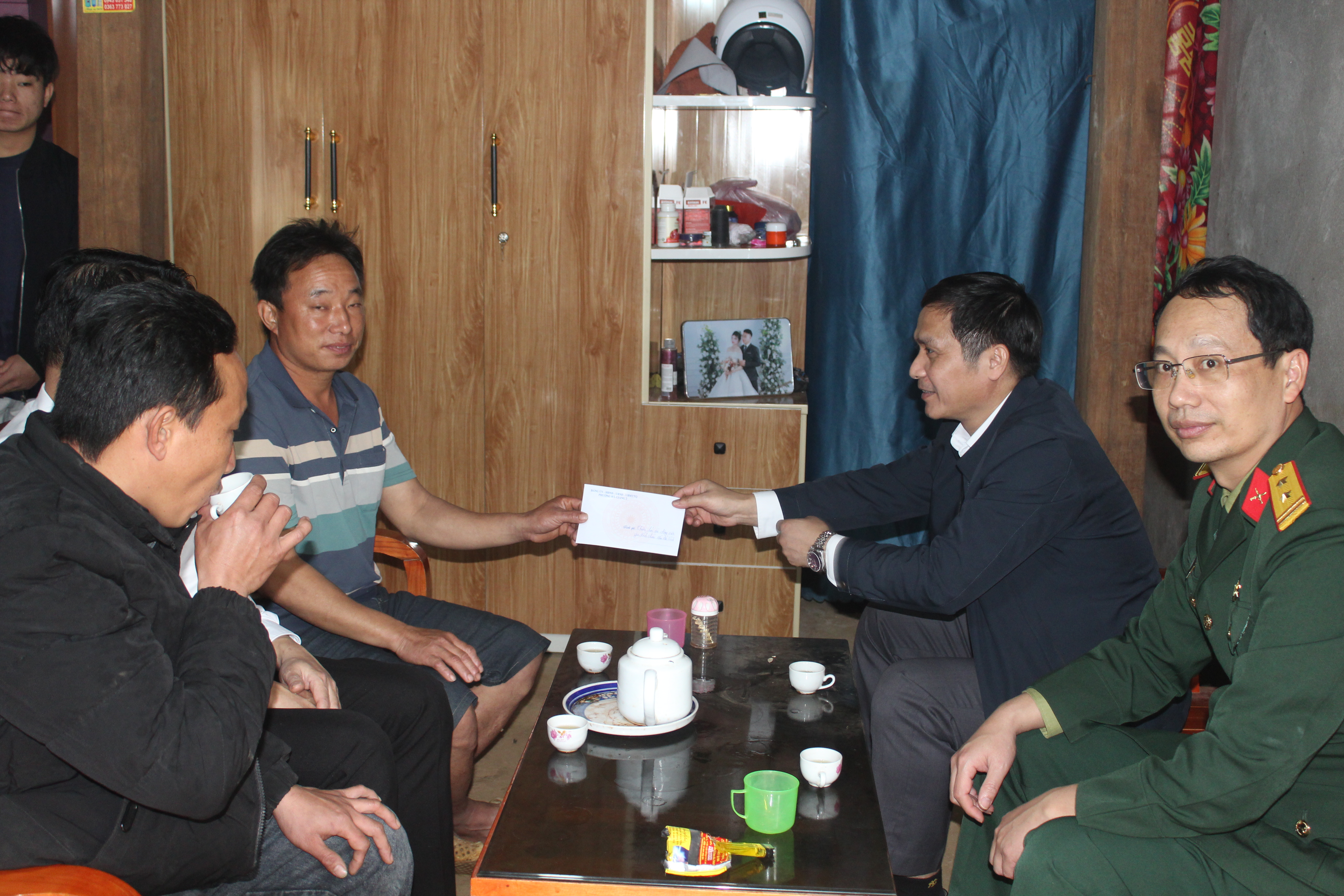 Chủ tịch UBND phường Hà Giang 2, Hà Minh Mẫn thăm, động viên các gia đình tân binh chuẩn bị nhập ngũ năm 2026