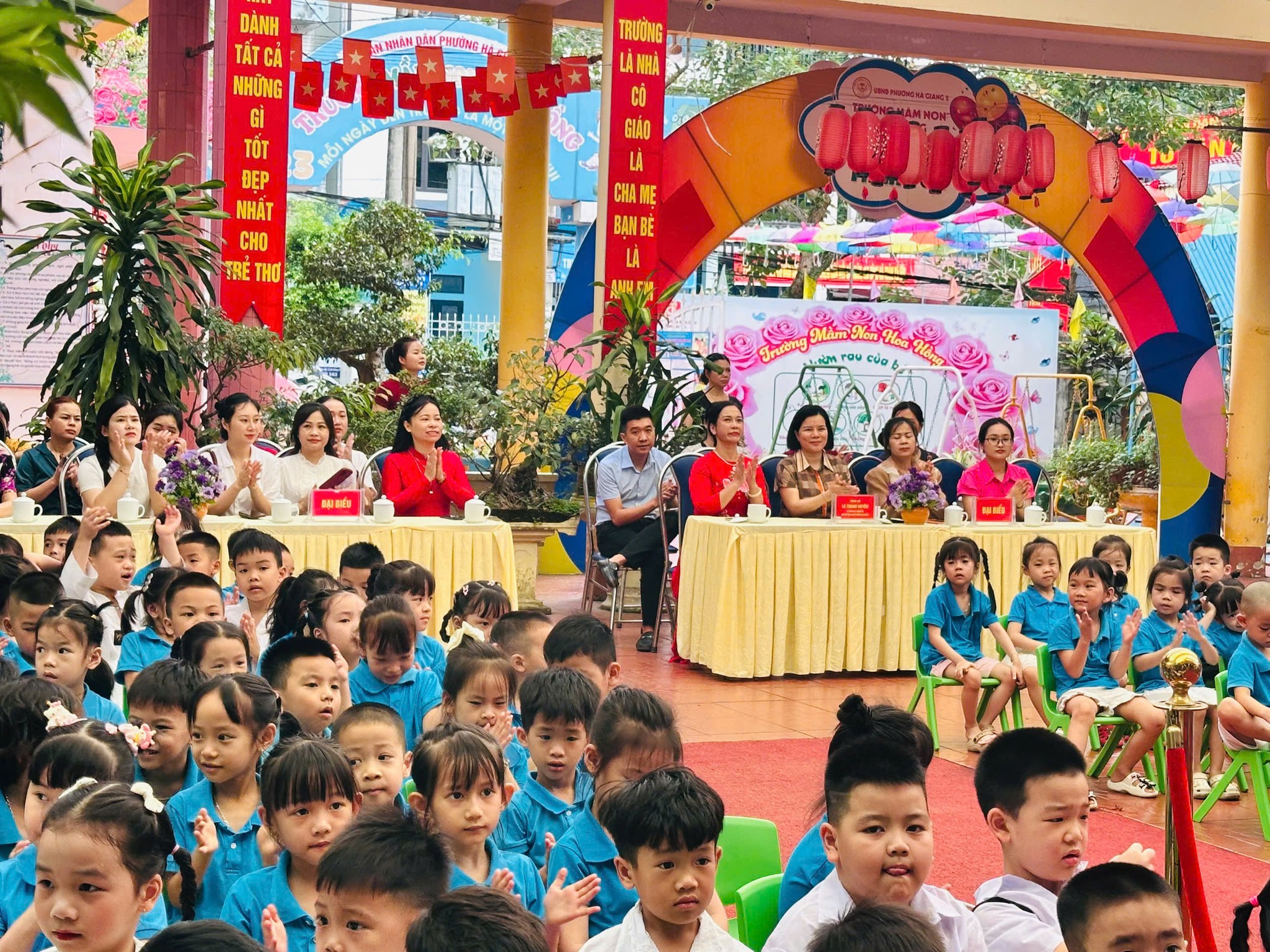 Đồng chí Lã Thanh Huyền, Phó Chủ tịch UBND phường chung vui Tết thiếu nhi cùng các em nhỏ trường mầm non Hoa Hồng.