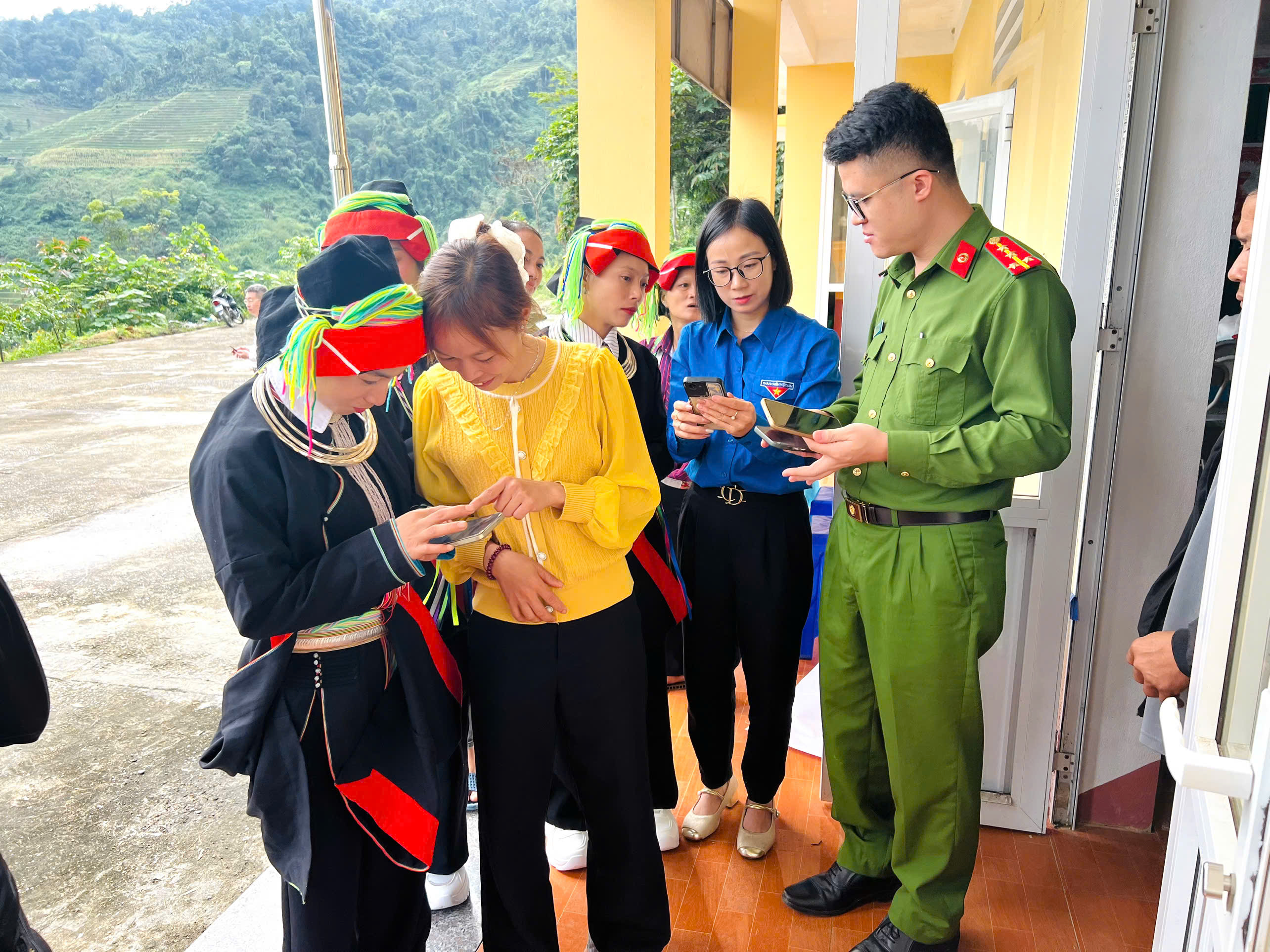 HỖ TRỢ NHÂN DÂN GÓP Ý DỰ THẢO CÁC VĂN KIỆN ĐẠI HỘI XIV CỦA ĐẢNG TRÊN ỨNG DỤNG VNeID