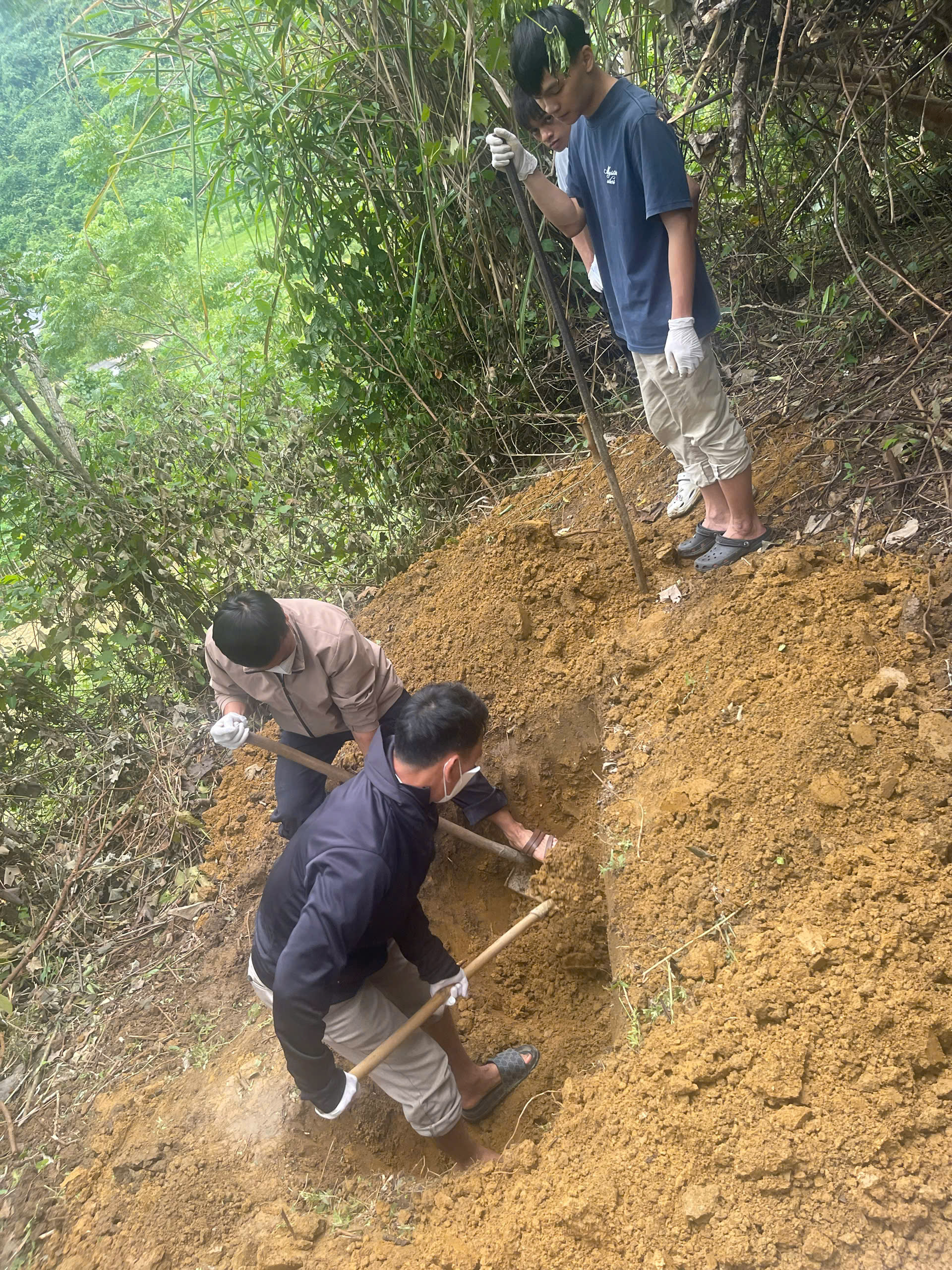 UBND XÃ CÔN LÔN CHỈ ĐẠO TIÊU HỦY LỢN MẮC BỆNH DỊCH TẢ LỢN CHÂU PHI TẠI THÔN LŨNG VÀI