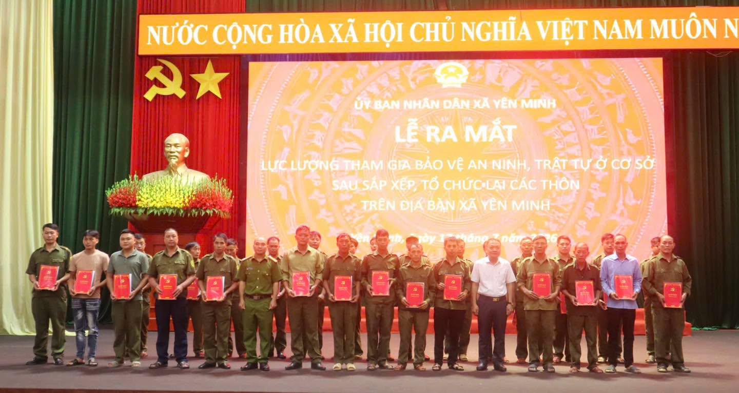XÃ YÊN MINH TỔ CHỨC LỄ RA MẮT LỰC LƯỢNG THAM GIA BẢO VỆ AN NINH, TRẬT TỰ Ở CƠ SỞ SAU SẮP XẾP, TỔ CHỨC LẠI CÁC THÔN