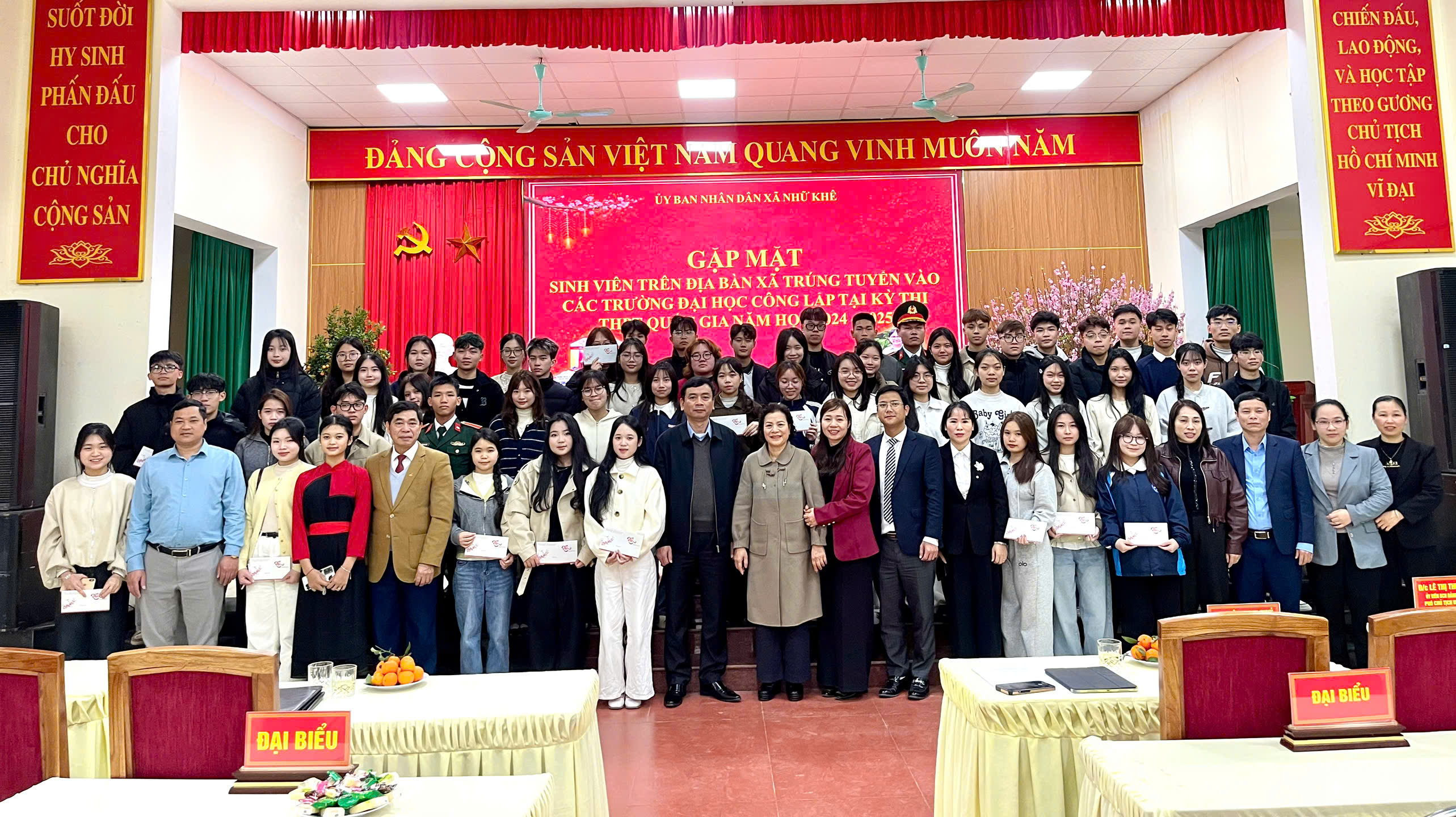 Xã Nhữ Khê tổ chức gặp mặt sinh viên trúng tuyển đại học năm học 2024 – 2025