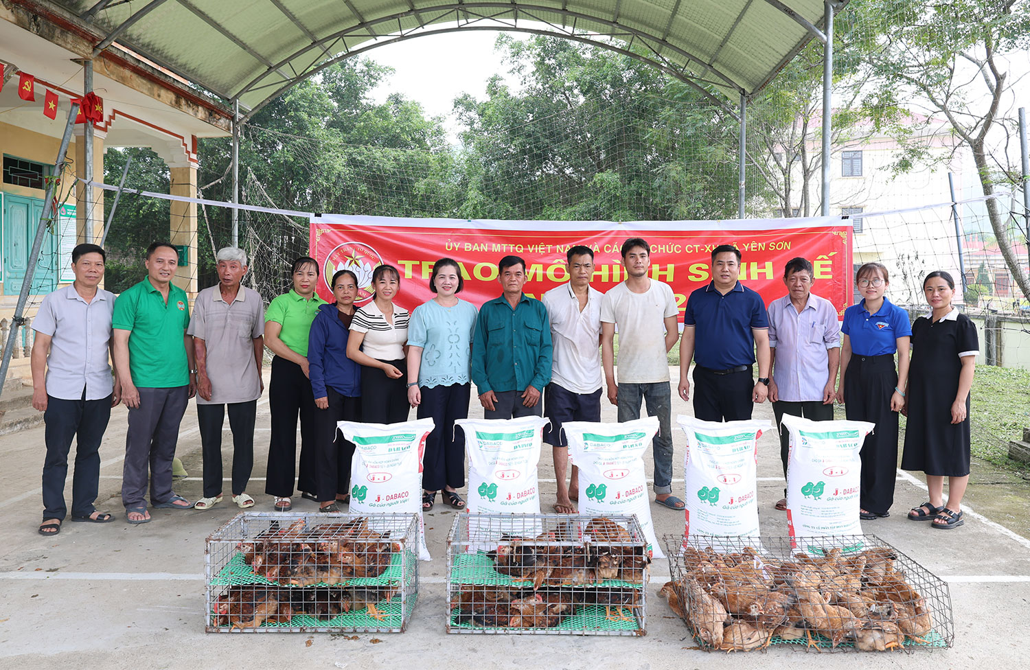 Trao 100 con gà giống hỗ trợ sinh kế cho hộ nghèo, hộ cận nghèo