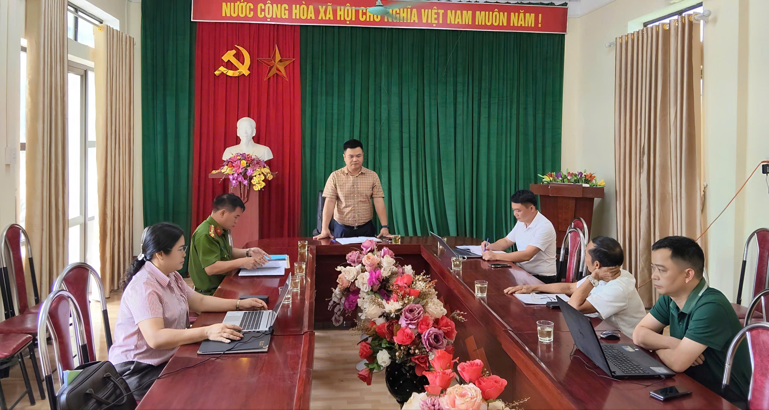 Phó Chủ tịch Thường trực UBND xã Lục Linh Tuyền chủ trì buổi  làm việc với ông Nguyễn Văn Quyền, trú tại thôn Tân An