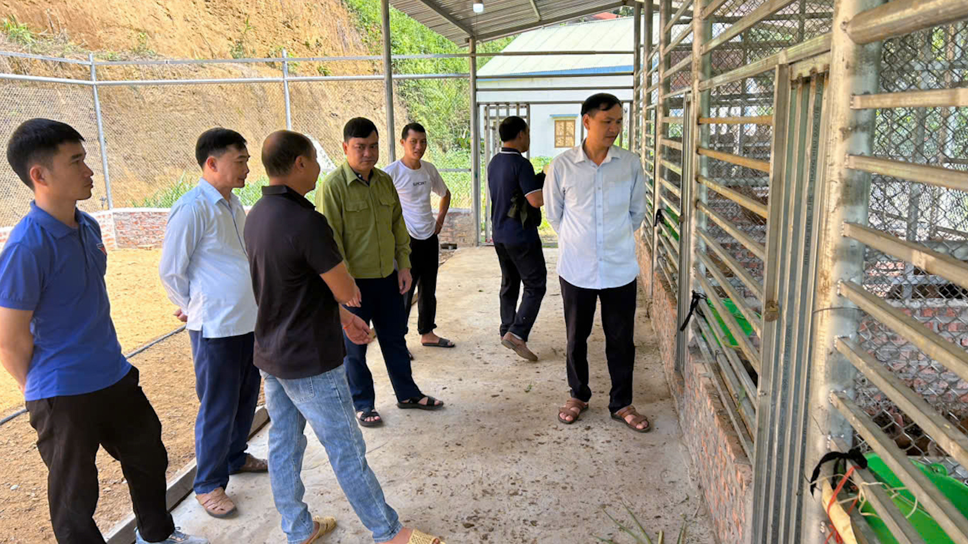 Đồng chí Bí thư Đảng ủy, Chủ tịch HĐND xã Nguyễn Thế Mạnh thăm một số mô hình phát triển kinh tế trên địa bàn xã