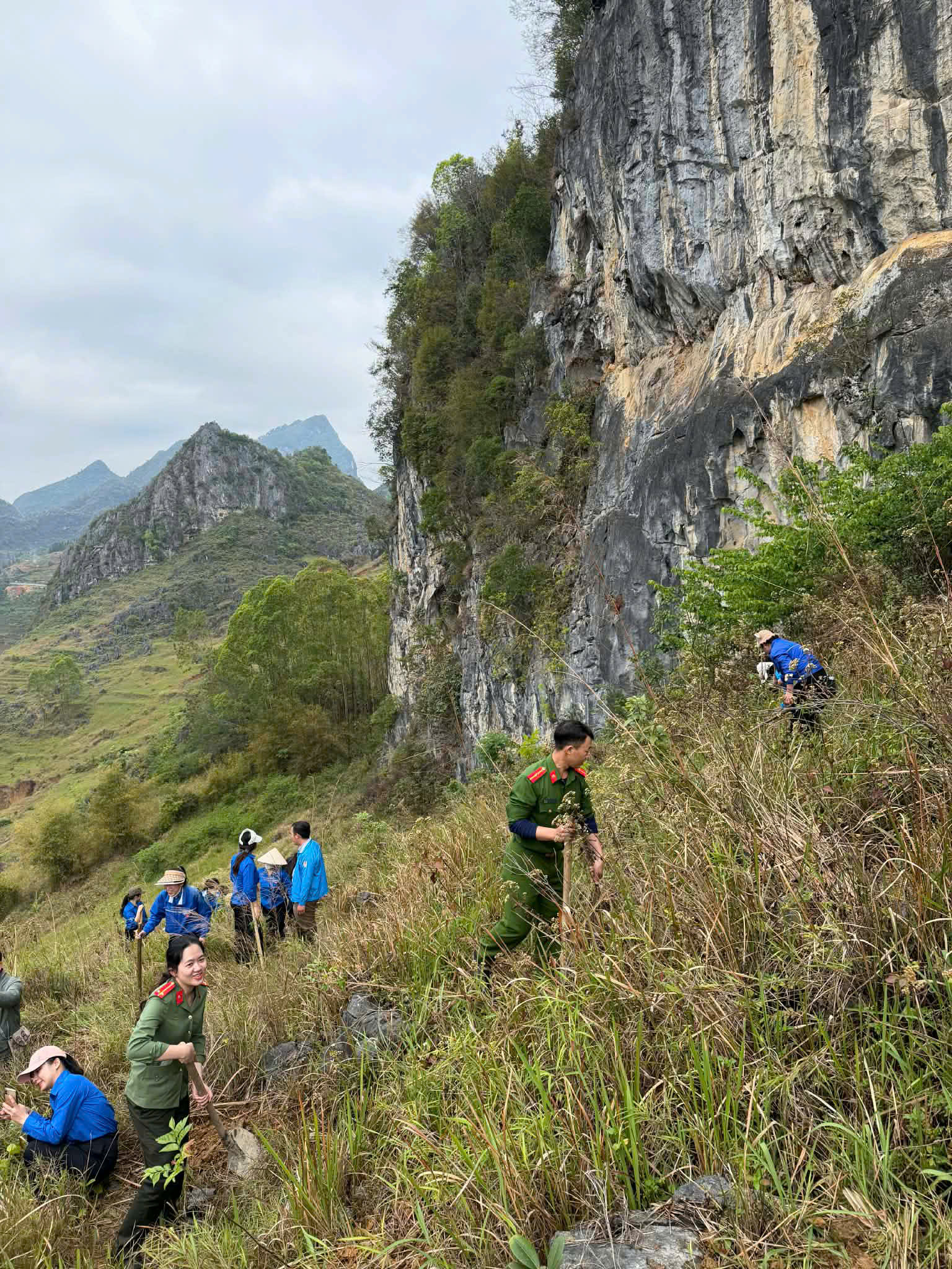 HƯỞNG ỨNG PHONG TRÀO "TẾT TRỒNG CÂY ĐỜI ĐỜI NHỚ ƠN BÁC HỒ"