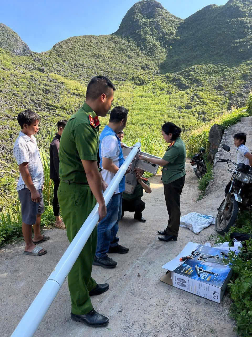 TUỔI TRẺ CÔNG AN CHUNG SỨC XÂY DỰNG NÔNG THÔN MỚI