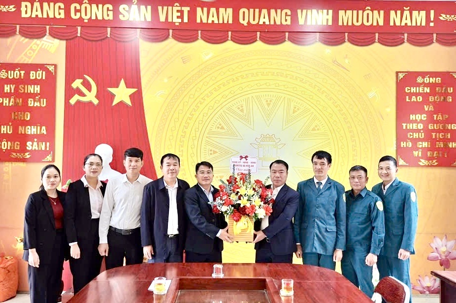 Các đồng chí lãnh đạo xã Hòa An tặng hoa chúc mừng BCH Quân sự xã nhân dịp kỷ niệm 81 năm ngày thành lập Quân đội Nhân dân Việt Nam (22/12/1944-22/12/2025)