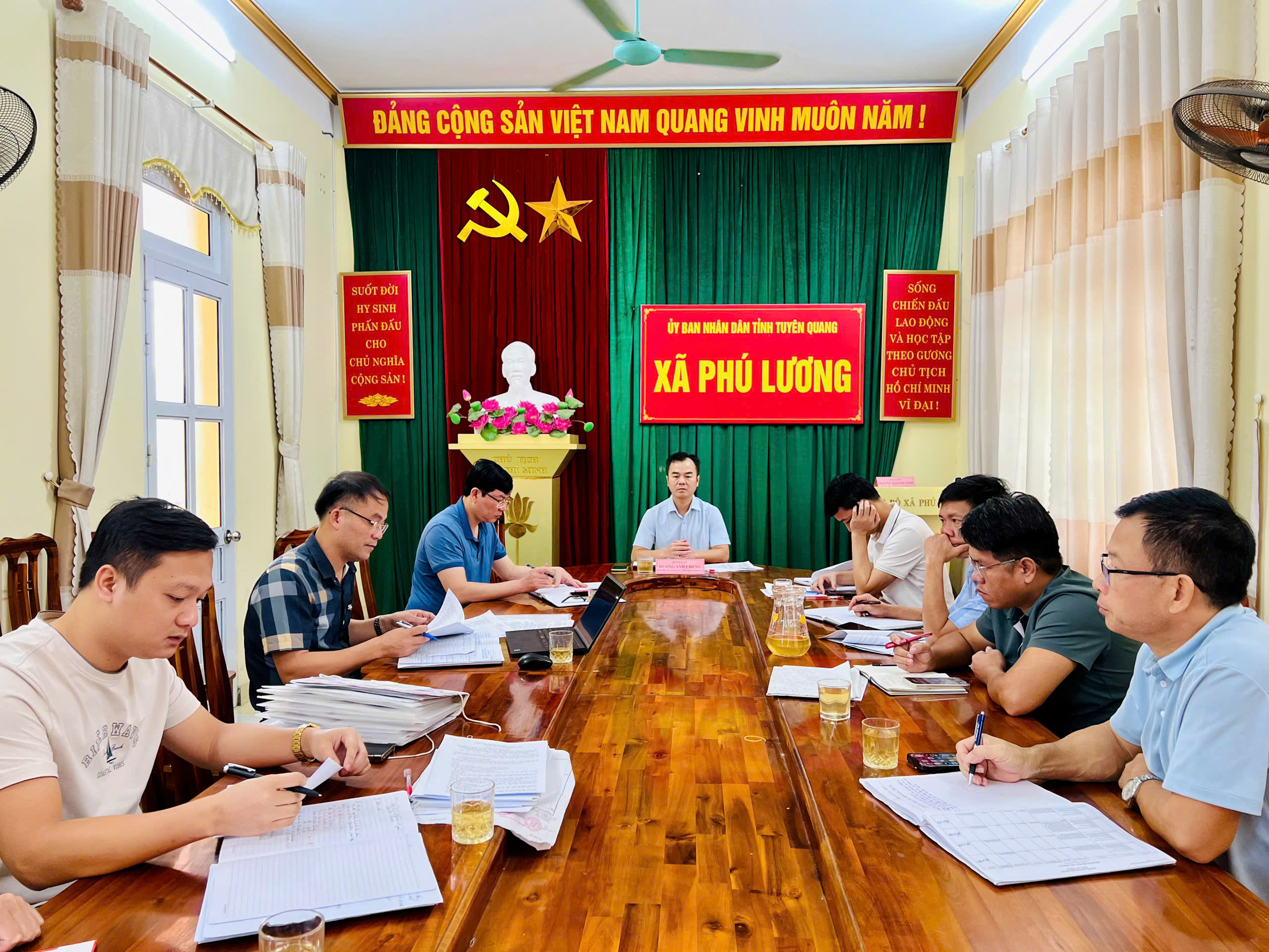 ĐỒNG CHÍ CHỦ TỊCH UBND XÃ CHỦ TRÌ HỌP ĐÁNH GIÁ CÔNG TÁC CẤP GIẤY CHỨNG NHẬN QUYỀN SỬ DỤNG ĐẤT, XÂY DỰNG CƠ SỞ DỮ LIỆU ĐẤT ĐAI VÀ GIẢI PHÓNG MẶT BẰNG ĐƯỜNG TAM ĐA – QUANG YÊN