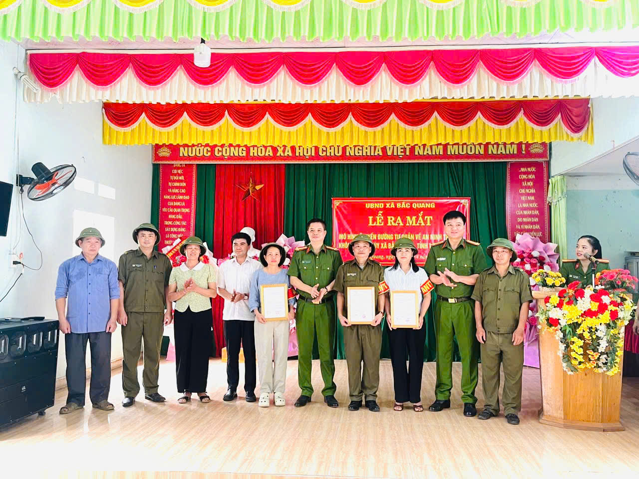 CÔNG AN XÃ BẮC QUANG THAM MƯU, PHỐI HỢP TỔ CHỨC THÀNH CÔNG LỄ RA MẮT MÔ HÌNH “TUYẾN ĐƯỜNG TỰ QUẢN VỀ ANTT, KHÔNG CÓ MA TUÝ” XÃ BẮC QUANG, TỈNH TUYÊN QUANG.