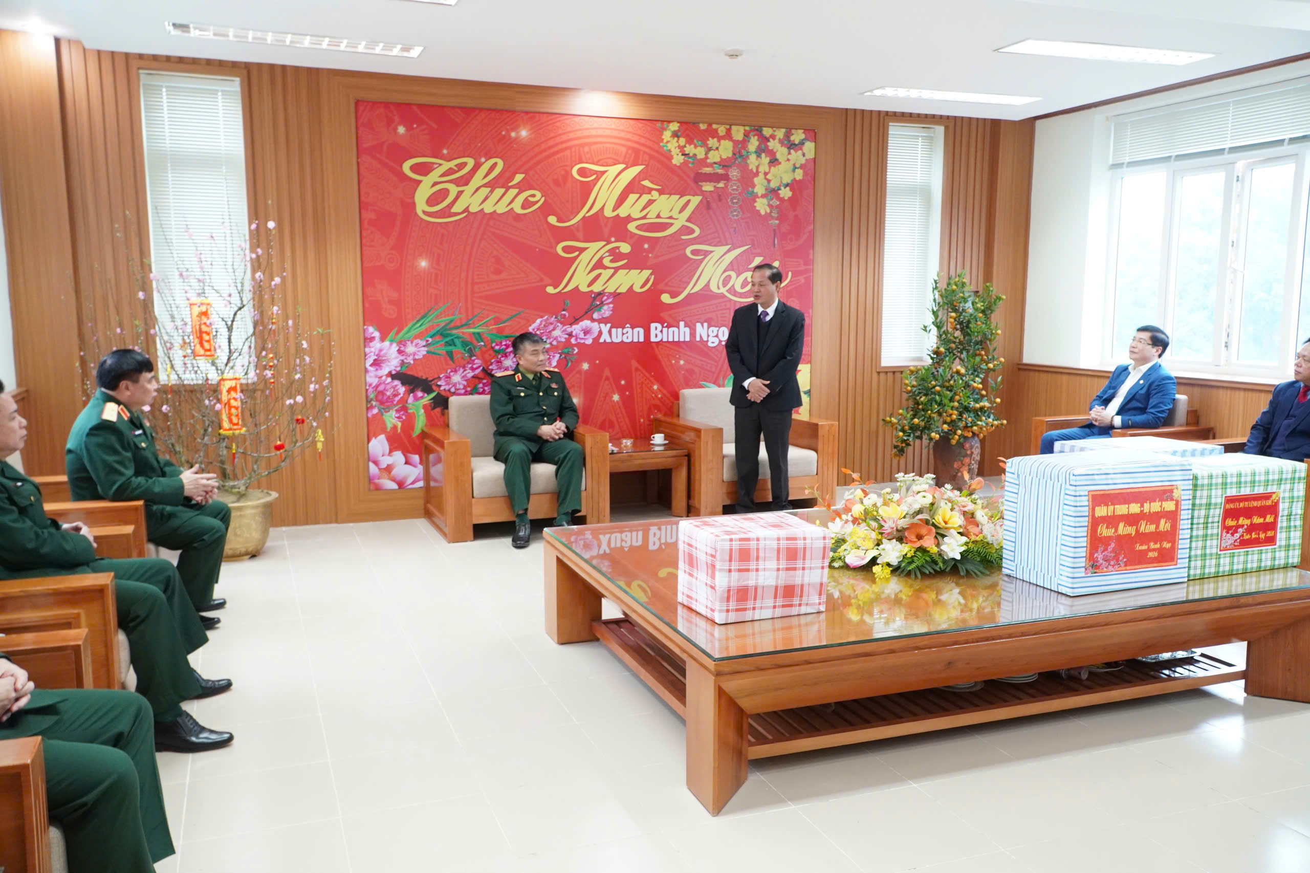 Thứ trưởng Bộ Quốc phòng thăm, chúc Tết tại phường Hà Giang 1.