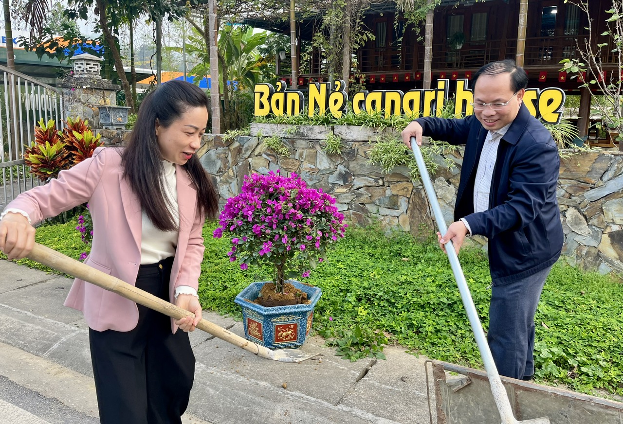 Nà Hang phát động công trình tuyến đường hoa chào mừng Đại hội XIV của Đảng