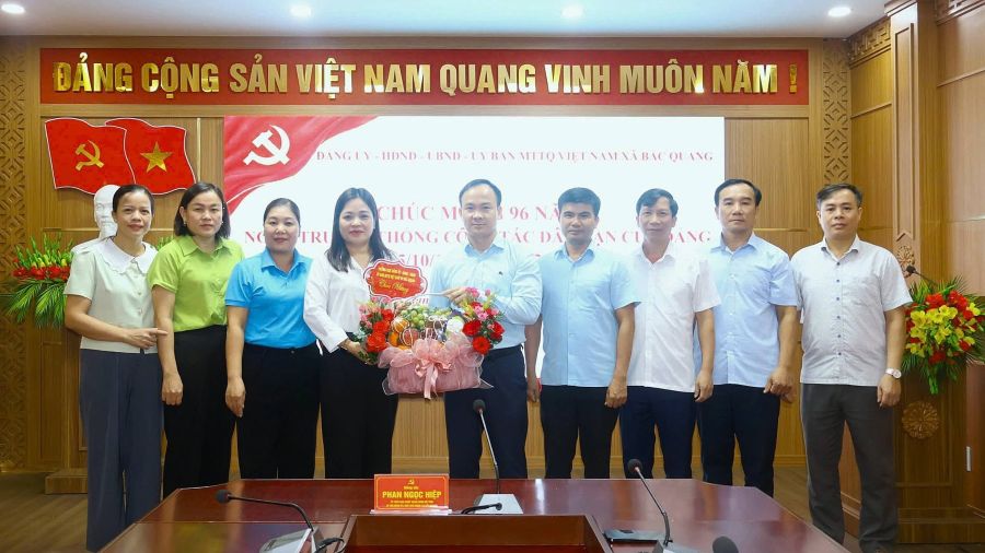 Thường trực Đảng ủy, HĐND, UBND, Ủy ban MTTQ Việt Nam xã tặng hoa chúc mừng các cơ quan, đơn vị nhân dịp kỷ niệm các ngày truyền thống, ngày thành lập trong tháng 10.