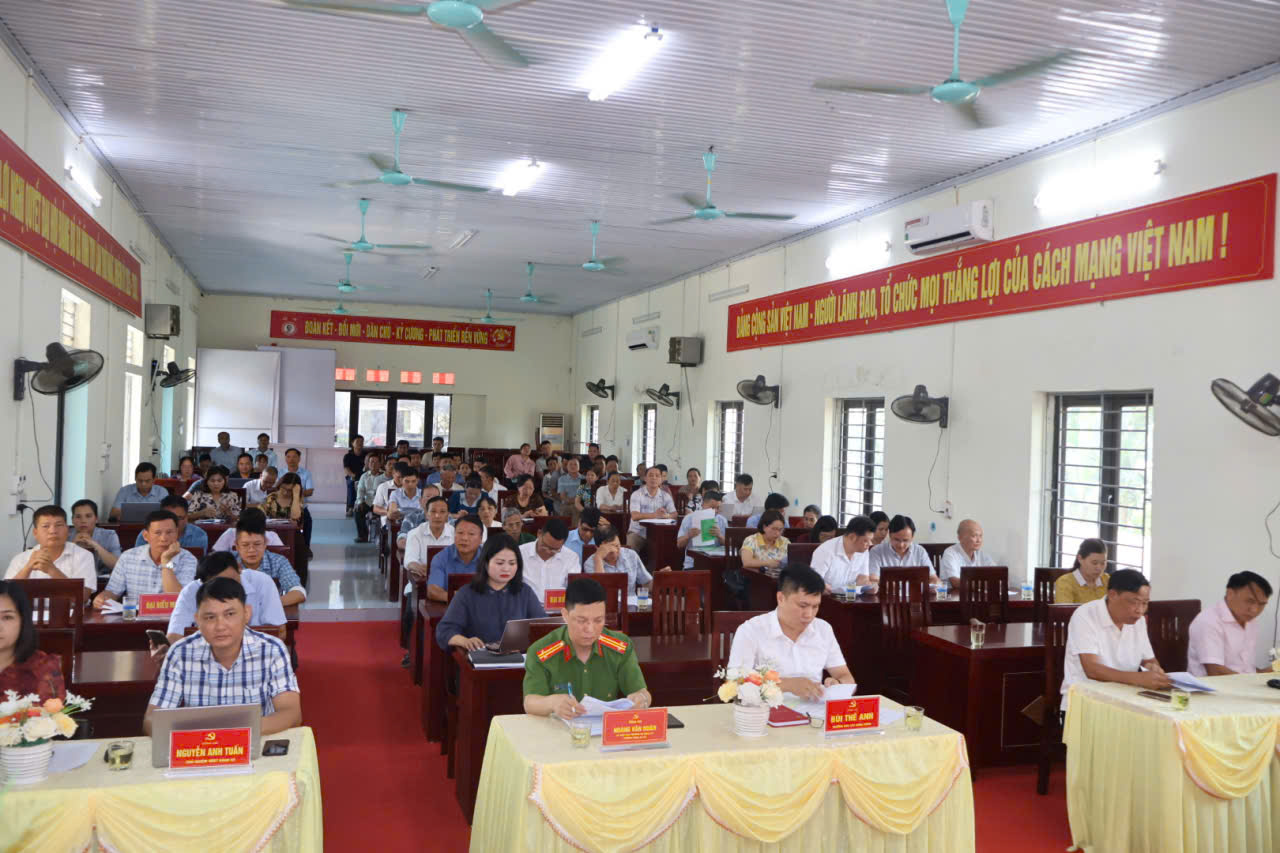 Họp sắp xếp thôn..jpg
