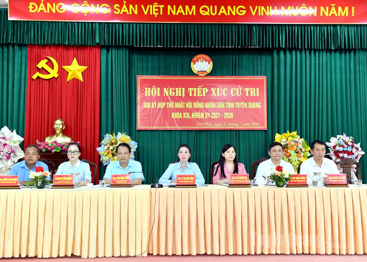 Phó Bí thư Thường trực Tỉnh ủy Lê Thị Kim Dung tiếp xúc cử tri xã Yên Phú và tặng quà nhân dịp 27/7