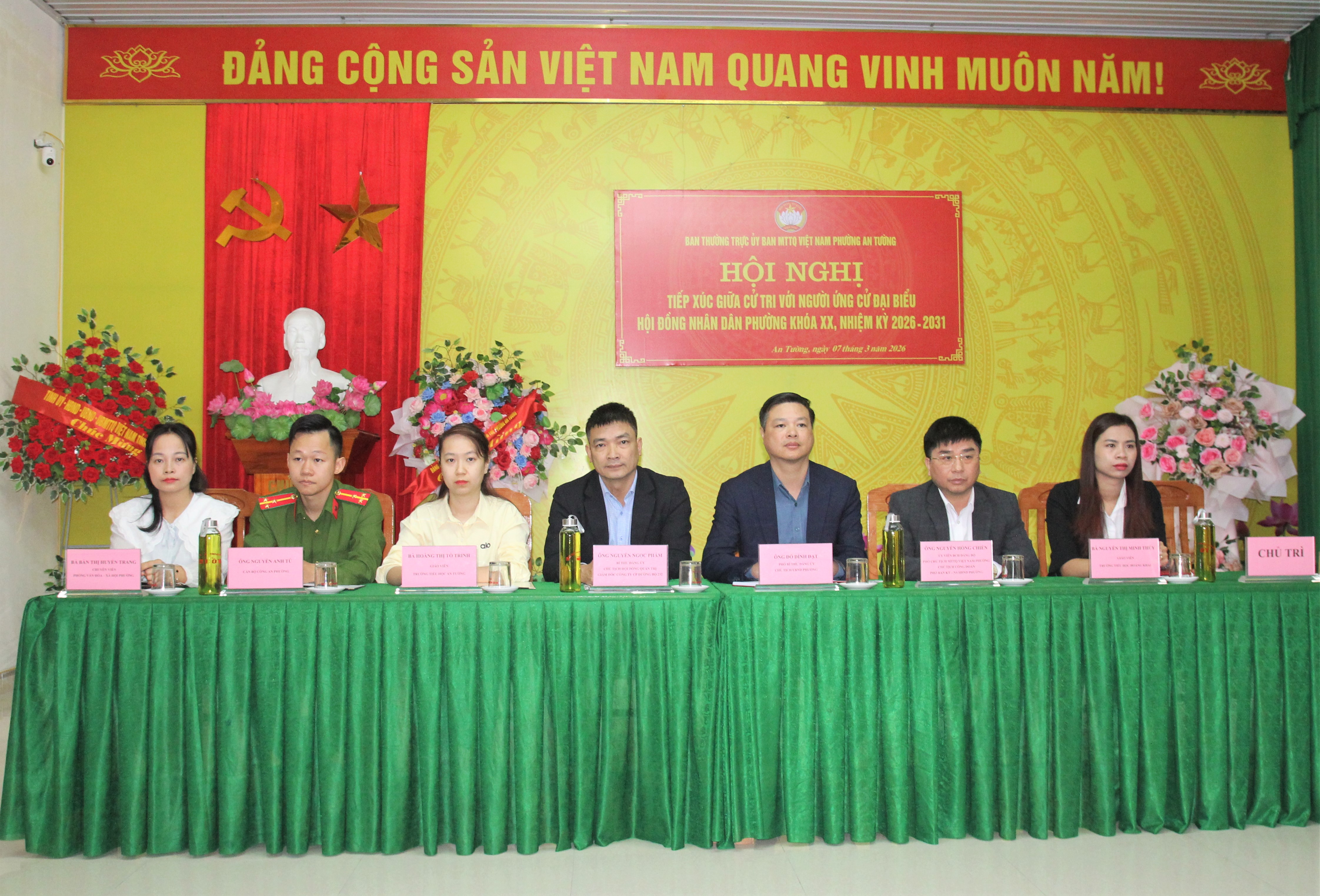 Đồng chí Đỗ Đình Đạt, Phó Bí thư Đảng ủy, Chủ tịch UBND phường cùng các ứng cử viên đại biểu HĐND phường khóa XX, nhiệm kỳ 2026 - 2031 thuộc đơn vị bầu cử số 3 tiếp xúc cử tri vận động bầu cử