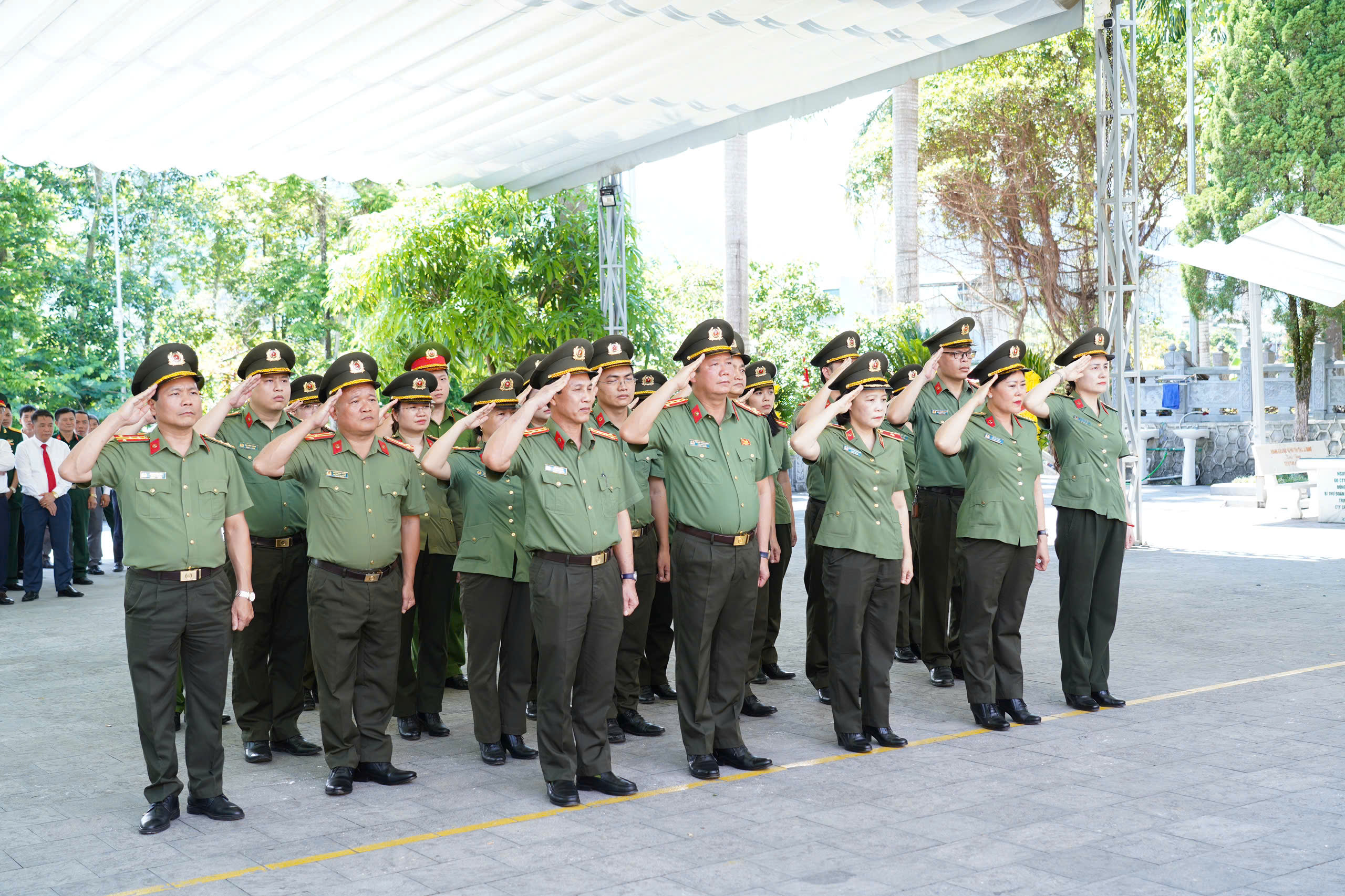CỤC Y TẾ - BỘ CÔNG AN DÂNG HƯƠNG TƯỞNG NIỆM CÁC ANH HÙNG LIỆT SĨ TẠI NGHĨA TRANG LIỆT SĨ QUỐC GIA VỊ XUYÊN
