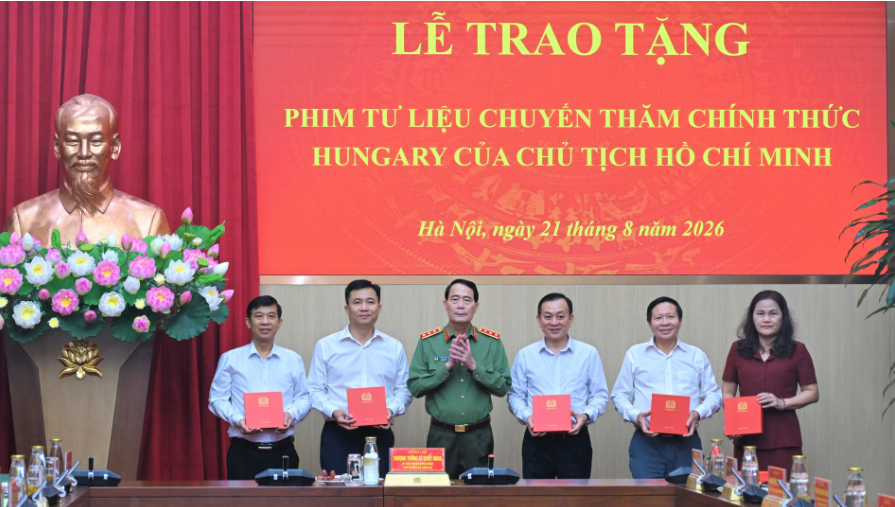 BỘ CÔNG AN TRAO TẶNG PHIM TƯ LIỆU QUÝ VỀ CHỦ TỊCH HỒ CHÍ MINH TẠI HUNGARY