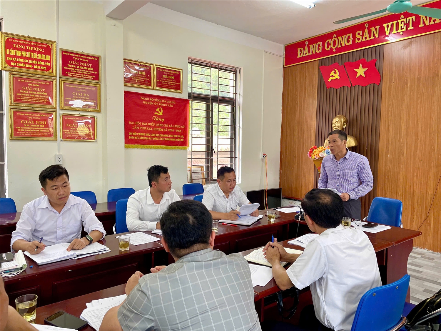 Đồng chí Dương Ngọc Đức, Bí thư Đảng ủy xã Lũng Cú thường xuyên lắng nghe các bộ phận báo cáo và kịp thời tháo gỡ khó khăn đám bảo vận hành chính quyền địa phương thông suốt