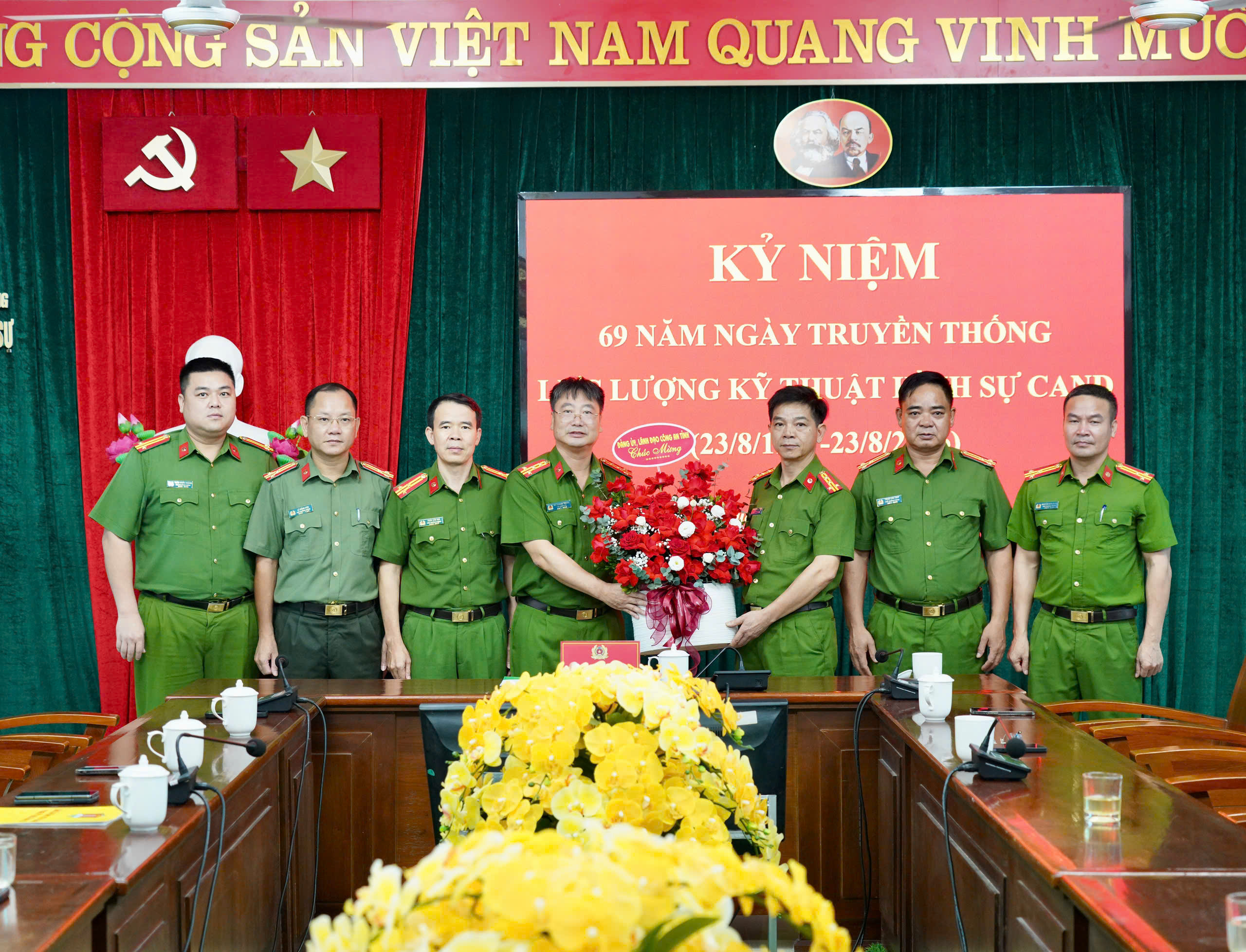 LÃNH ĐẠO CÔNG AN TỈNH CHÚC MỪNG PHÒNG KỸ THUẬT HÌNH SỰ NHÂN NGÀY TRUYỀN THỐNG 