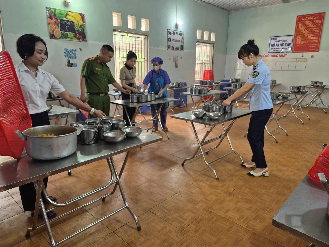 ĐOÀN KIỂM TRA LIÊN NGÀNH ATTP XÃ YÊN MINH KIỂM TRA BẾP ĂN TẬP THỂ TẠI CÁC CƠ SỞ GIÁO DỤC