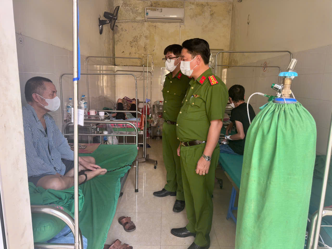 LÃNH ĐẠO TRẠI TẠM GIAM SỐ 2 TRỰC TIẾP KIỂM TRA CÔNG TÁC QUẢN LÝ VÀ CHĂM SÓC CAN PHẠM NHÂN TẠI CÁC BỆNH VIỆN TUYẾN TỈNH