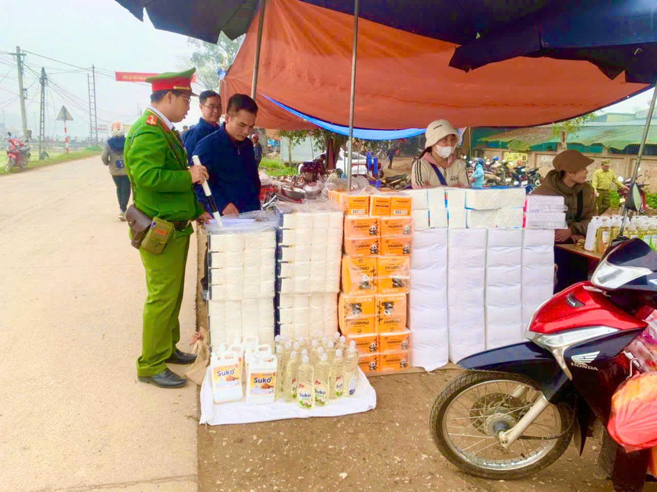 ĐOÀN KIỂM TRA LIÊN NGÀNH XÃ PHÚ LƯƠNG KIỂM TRA CÁC KHU CHỢ, KẾT HỢP TUYÊN TRUYỀN LƯU ĐỘNG VỀ HÀNH LANG AN TOÀN GIAO THÔNG